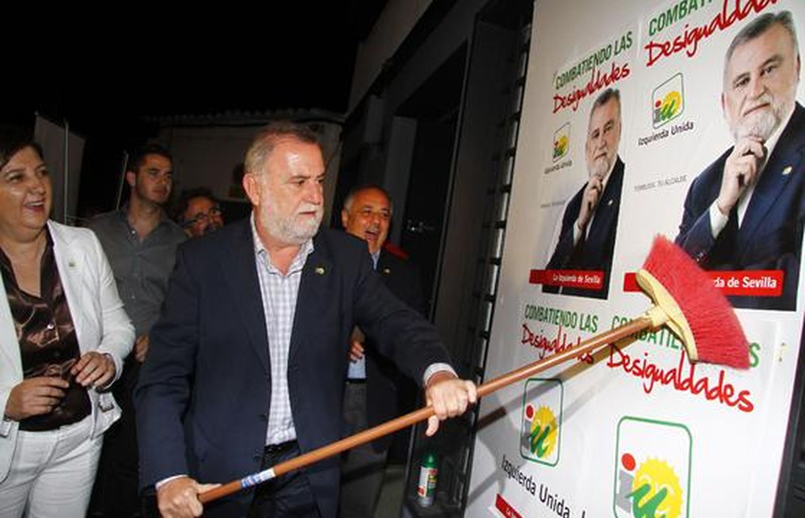 El candidato Antonio Rodrigo Torrijos pega un cartel en presencia de la concejal Josefa Medrano.

Foto: Victoria Hidalgo