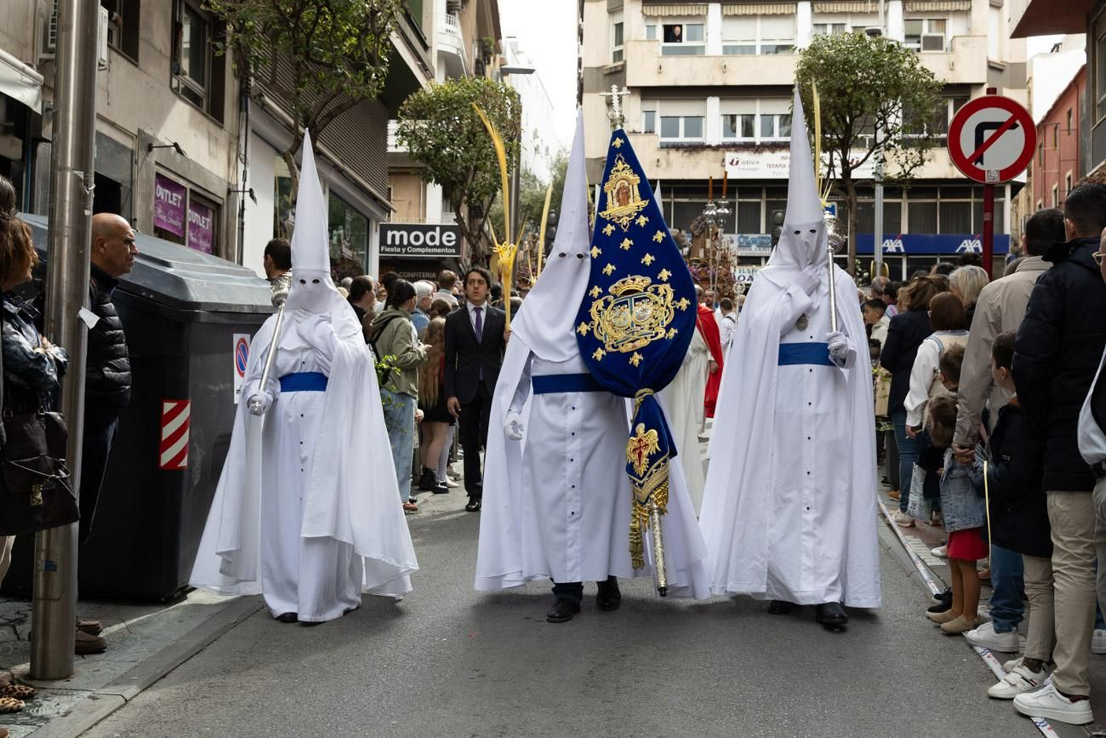 Los jiennenses se echan a la calle para presenciar la primera de las procesiones de la jornada: la Borriquilla (I)