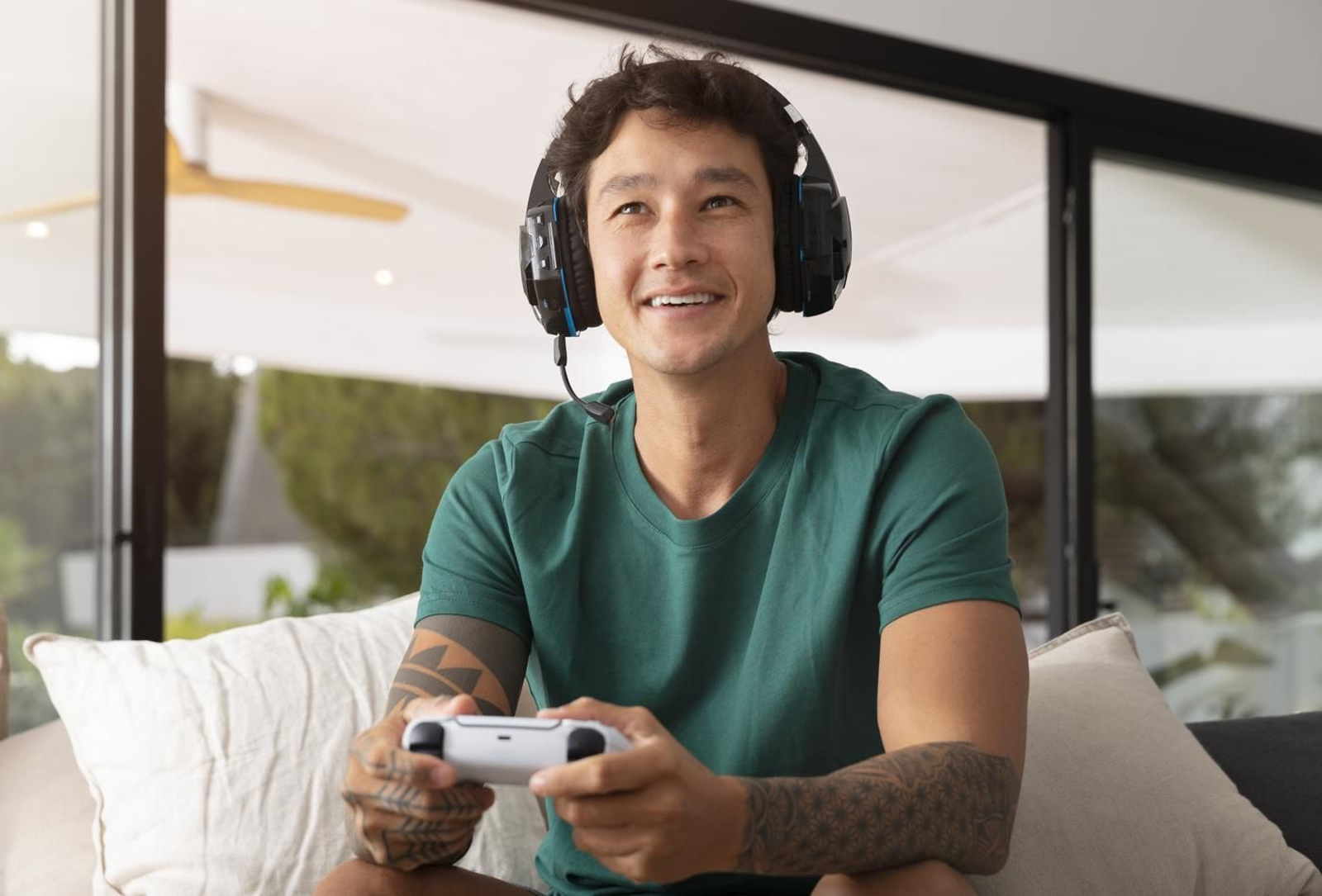 Adolescente jugando a un videojuego