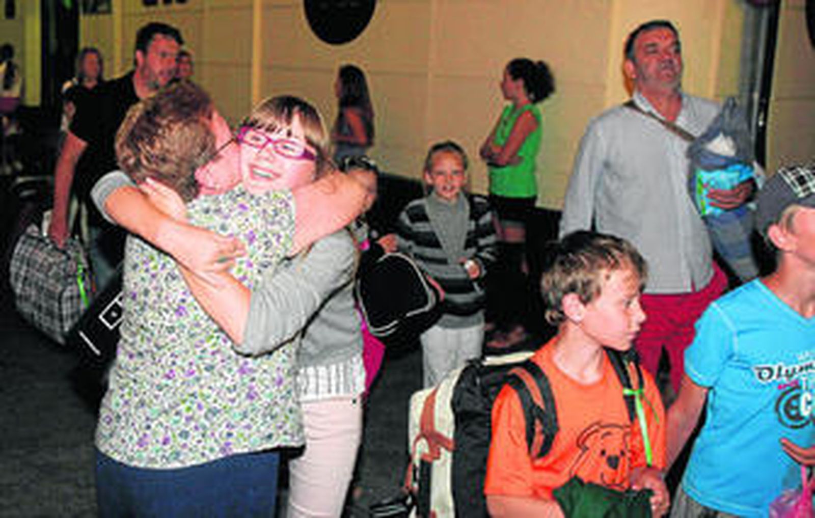 Los pequeños fueron recibidos con grandes muestras de cariño por sus familias de acogida.