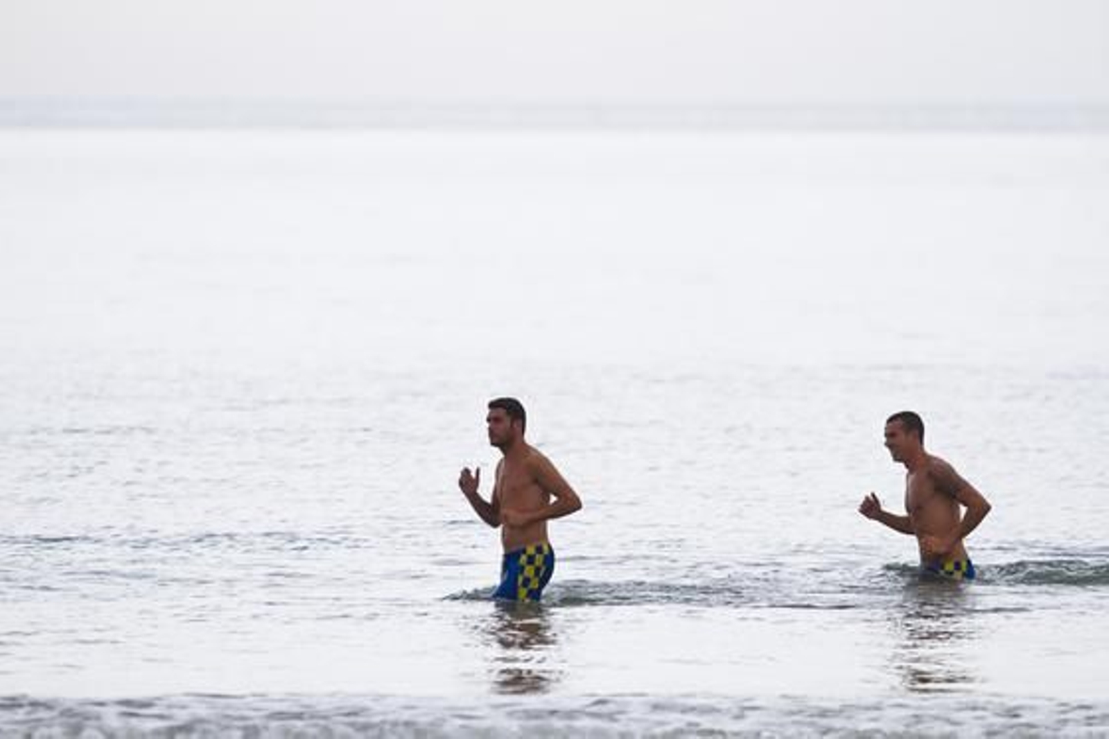 El Cádiz cambia el césped por la arena de la playa para seguir con su preparación para la temporada. 

Foto: Lourdes de Vicente