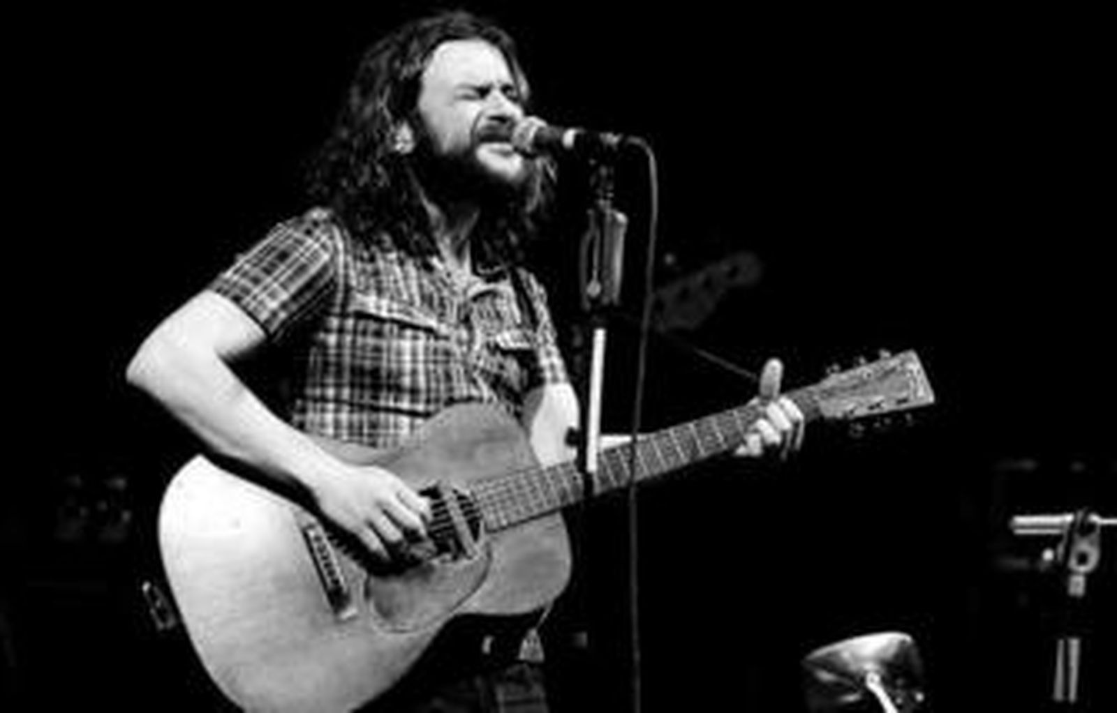 Quique González causó una gran sensación entre el público que acudió a escucharlo al Teatro Apolo.