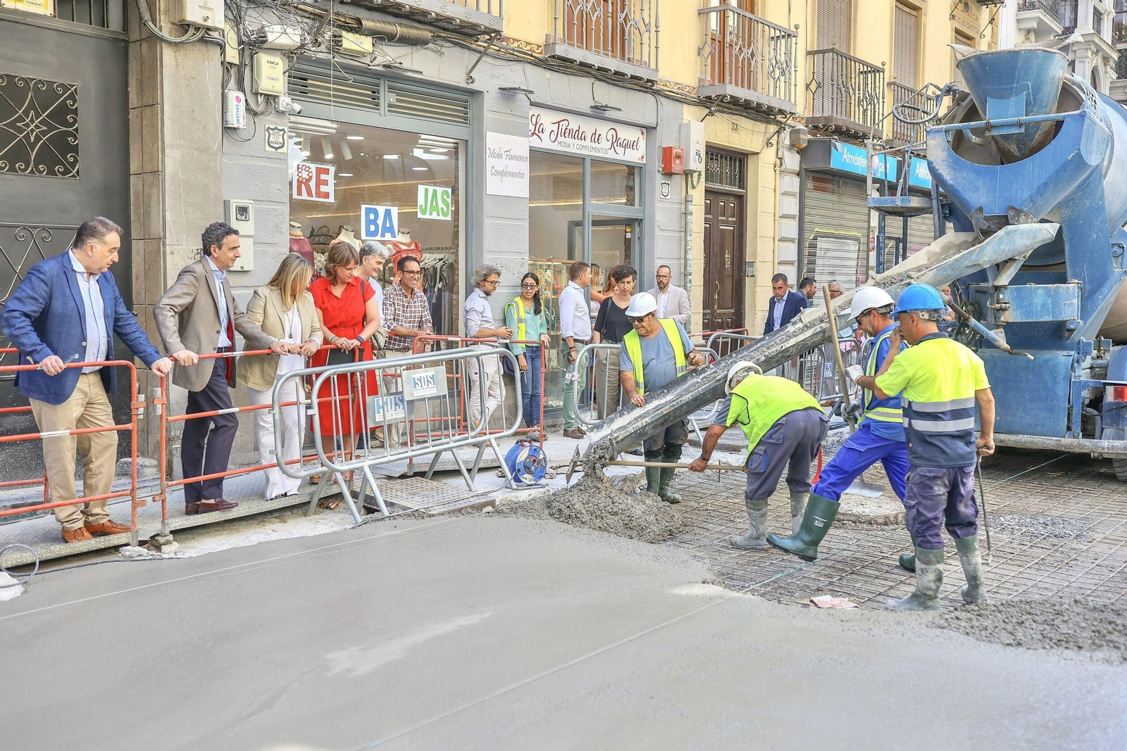 Marifrán Carazo y Enrique Catalina observan el hormigonado de la calle San Antón