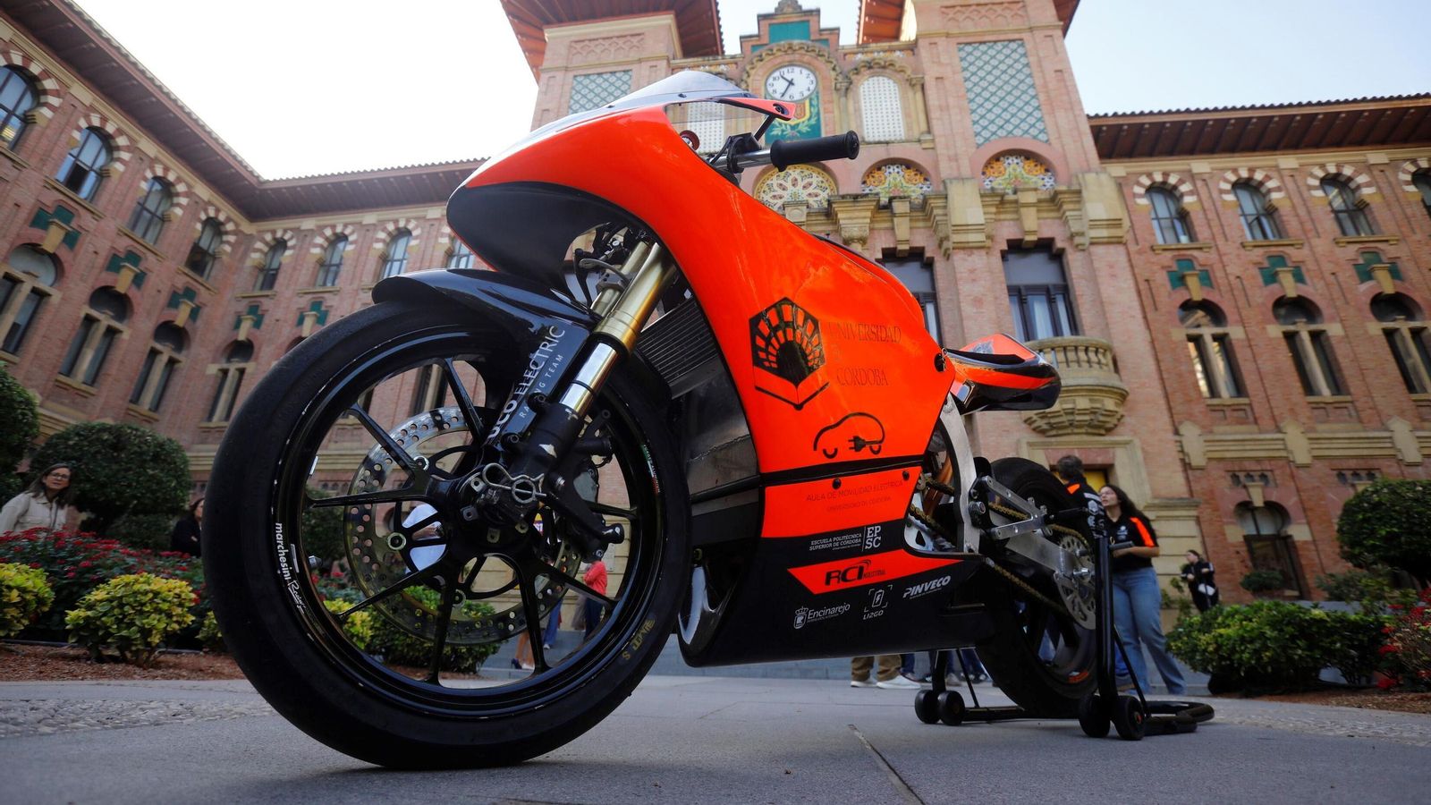 Primer plano de la moto.