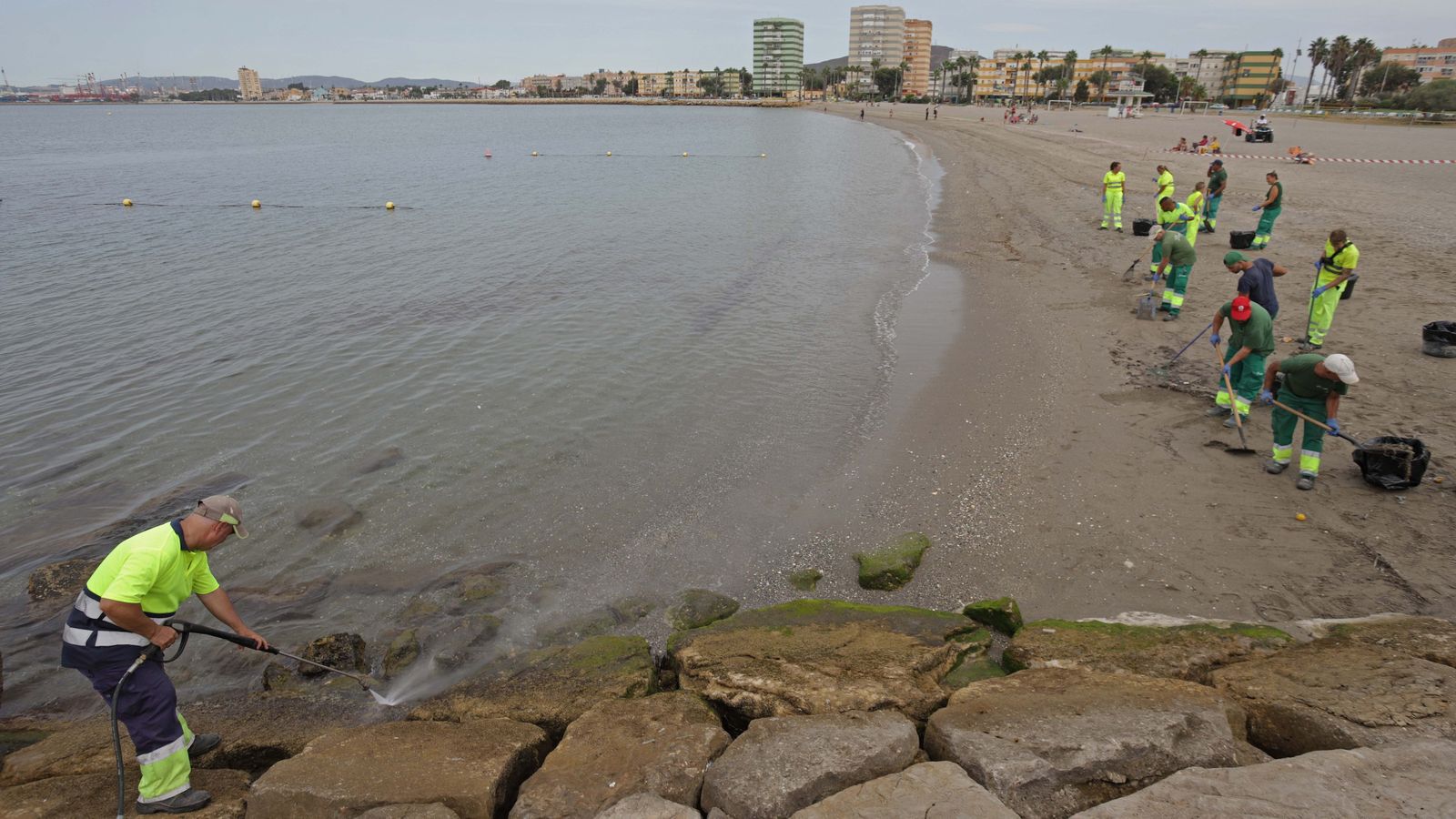 Fotos del buque hundido en Gibraltar y vertido en la playa de Poniente de La Línea