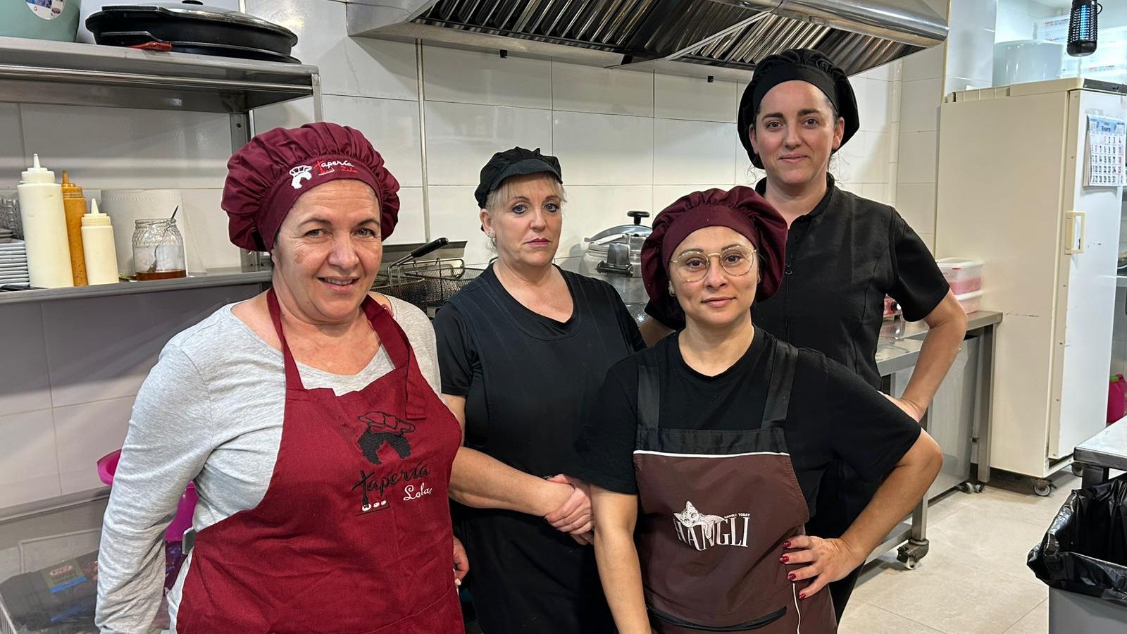 Lola y su equipo de cocina