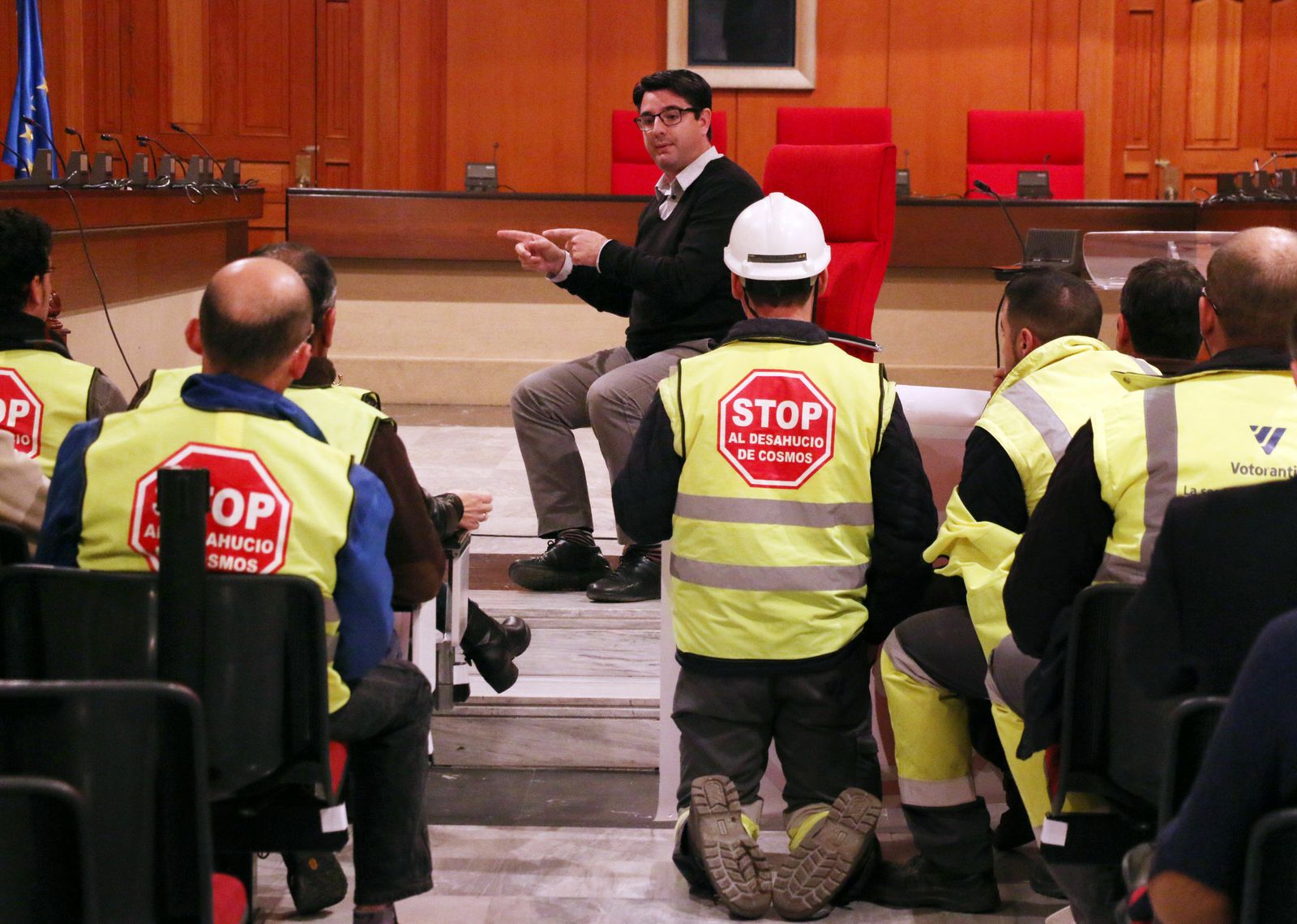 Pedro García, en el centro, en una protesta de los trabajadores de Cosmos