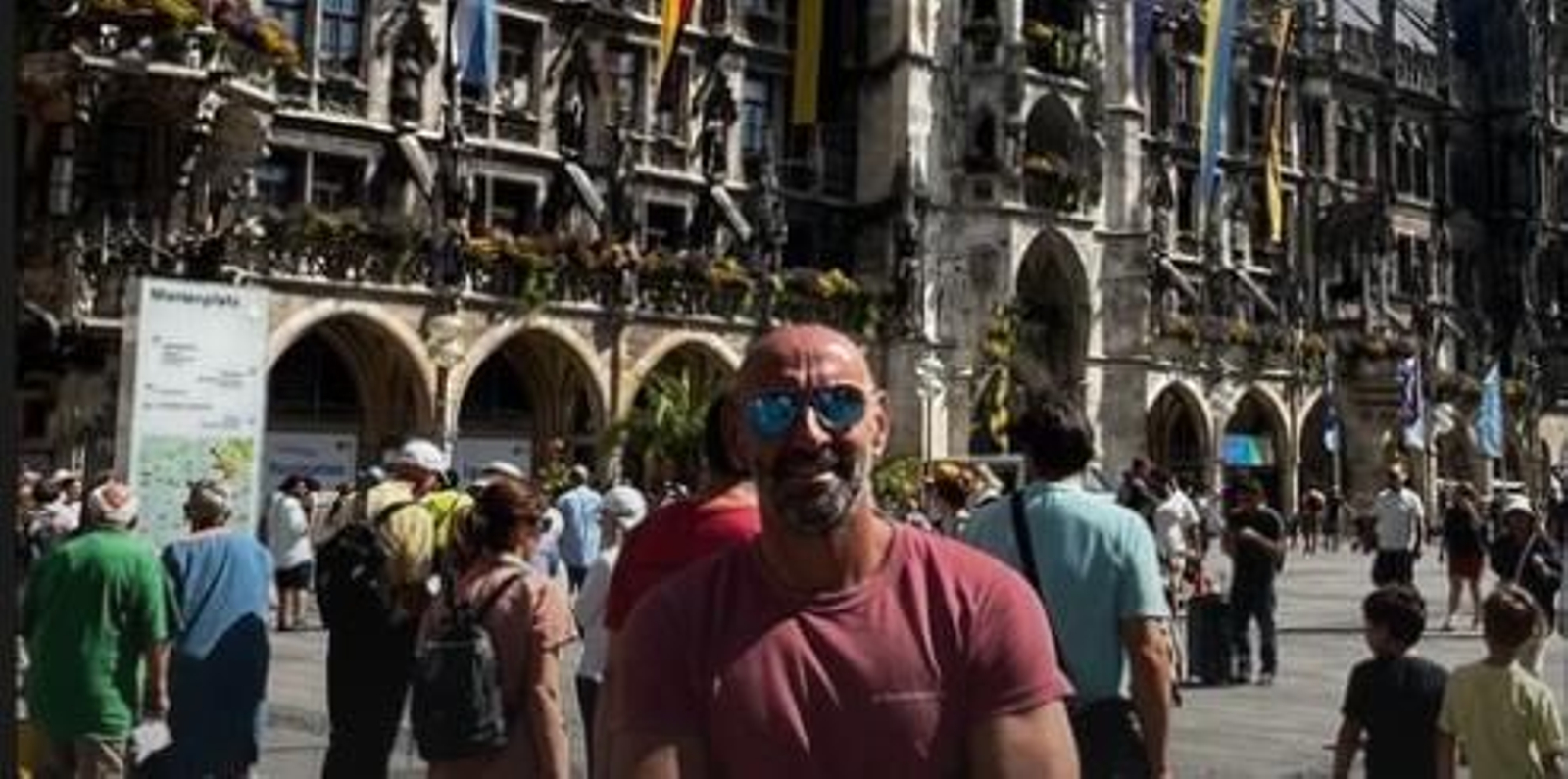 Monchi, ante el antiguo Ayuntamiento gótico de Múnich, en la Marienplatz.