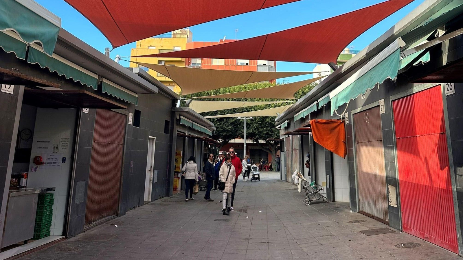 Los toldos vela instalados en el popular mercado.