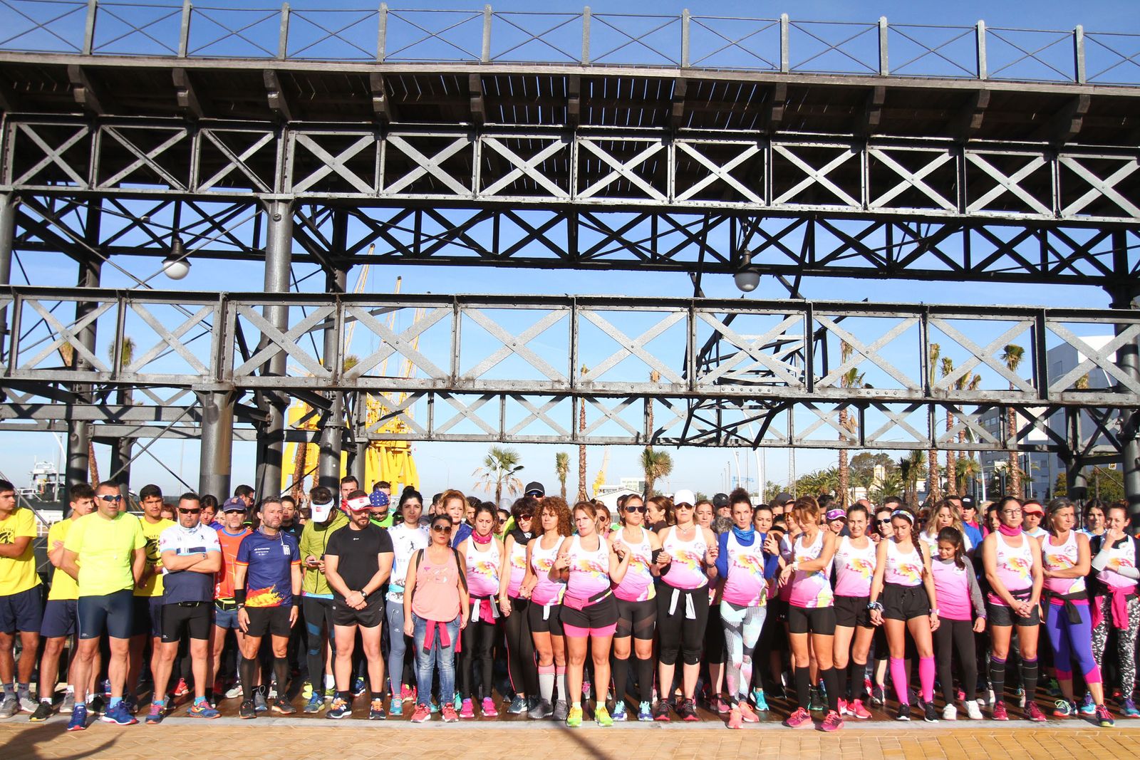 Cientos de personas rinden homenaje a Laura Luelmo en una carrera en Huelva.