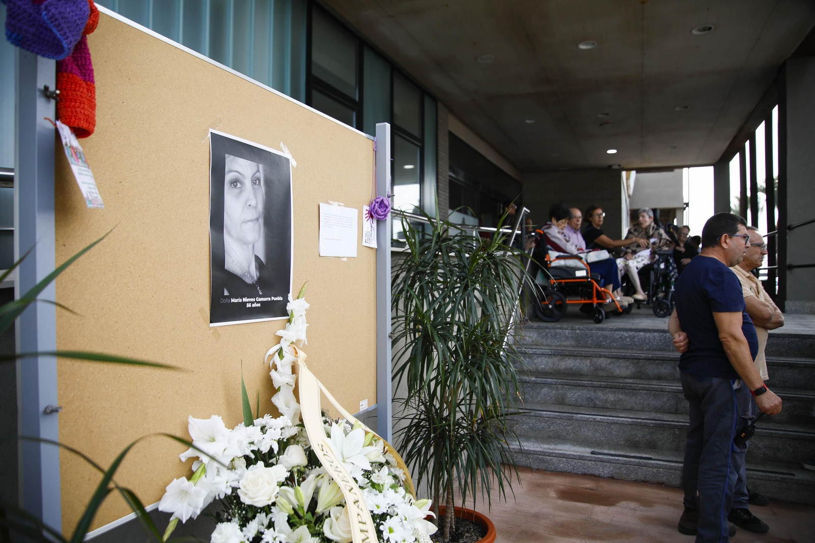 Las imágenes de la concentracion por el asesinato de Maria Nieves GP en la residencia del Zapillo en Almería