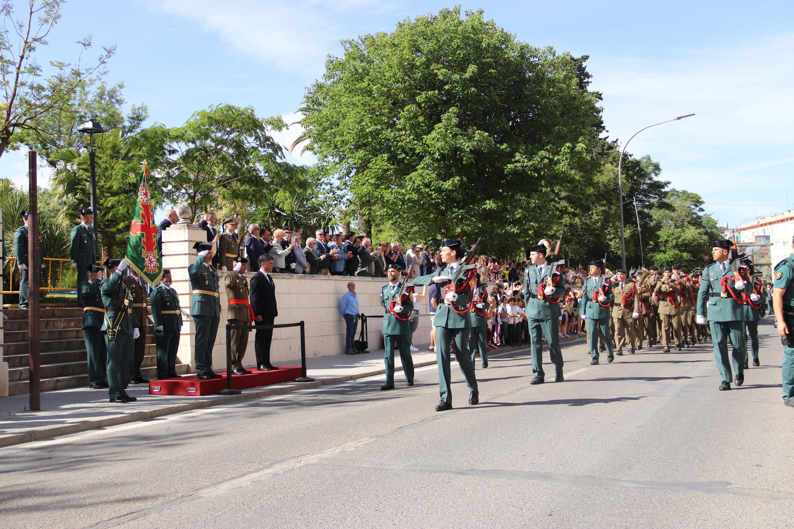 El gran desfile de la Guardia Civil en Montilla, en imágenes