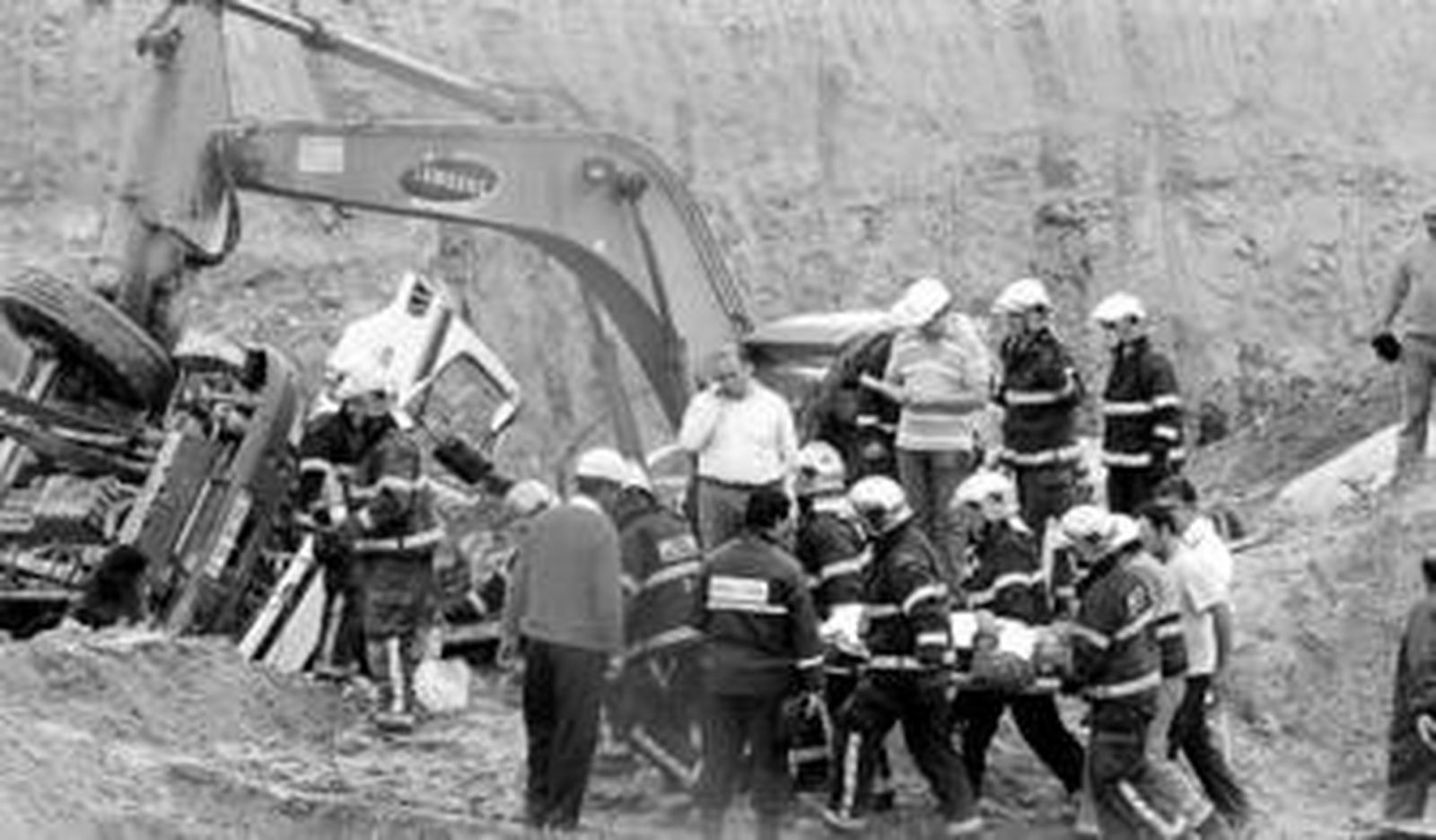 Los bomberos trasladan al herido después de un rescate de tres horas.