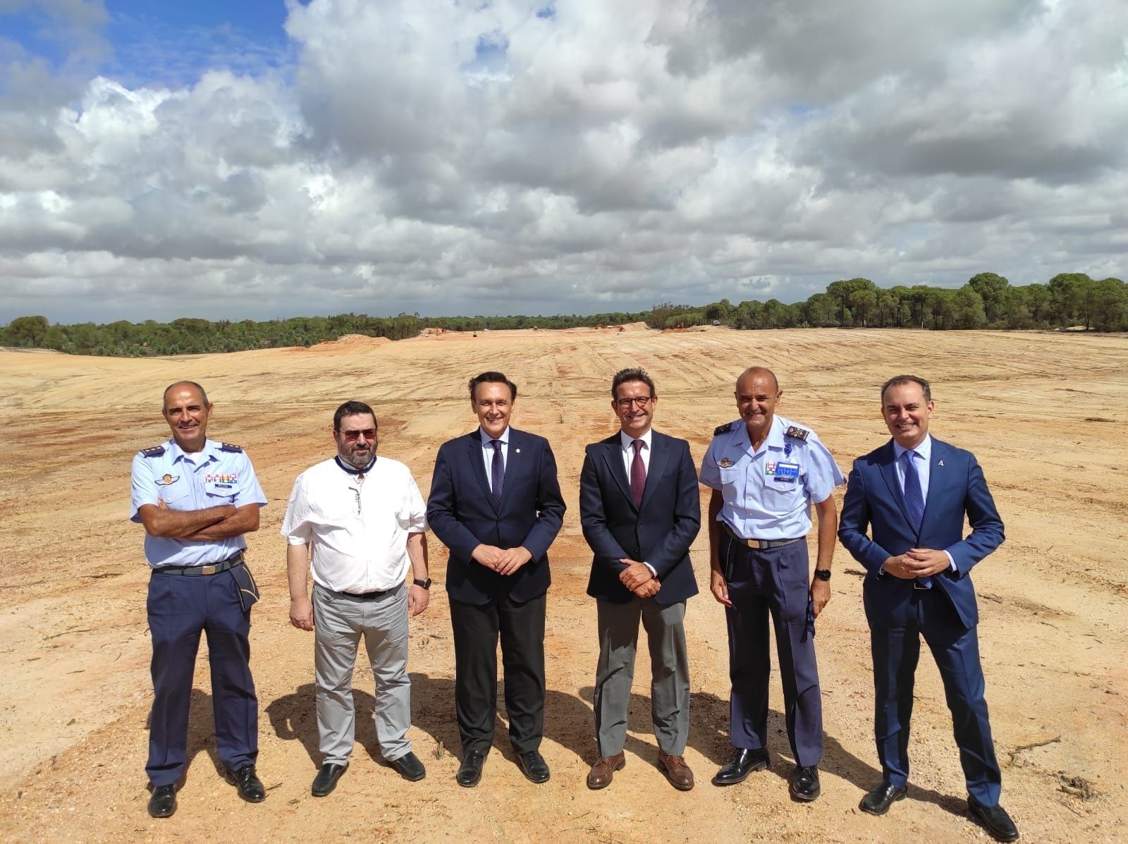 Visita de los consejeros a los terrenos del Ceus en Moguer.