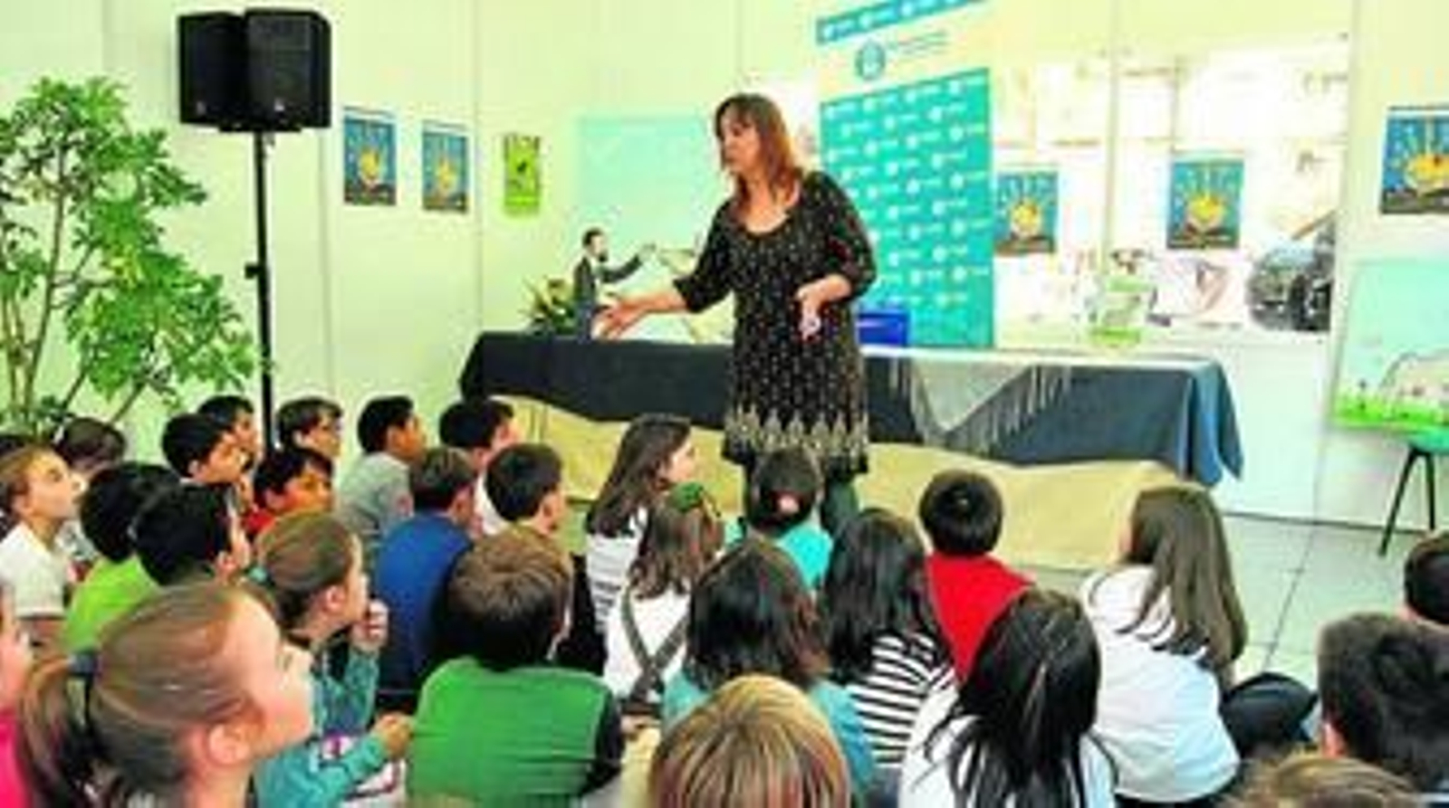 Un grupo de escolares, ayer, en la primera actividad para niños en la feria, un cuentacuentos sobre 'Platero y yo'.