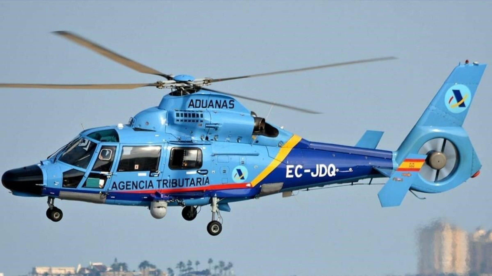 Un helicóptero modelo AS365 N3 Dauphin de Aduanas, idéntico al comprado.
