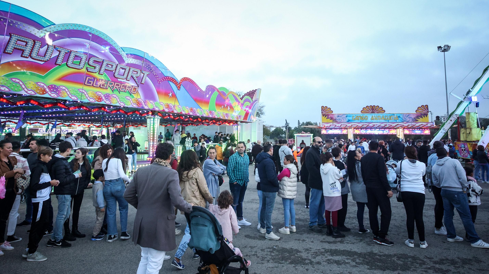 Lleno absoluto en el parque de atracciones de Jerez