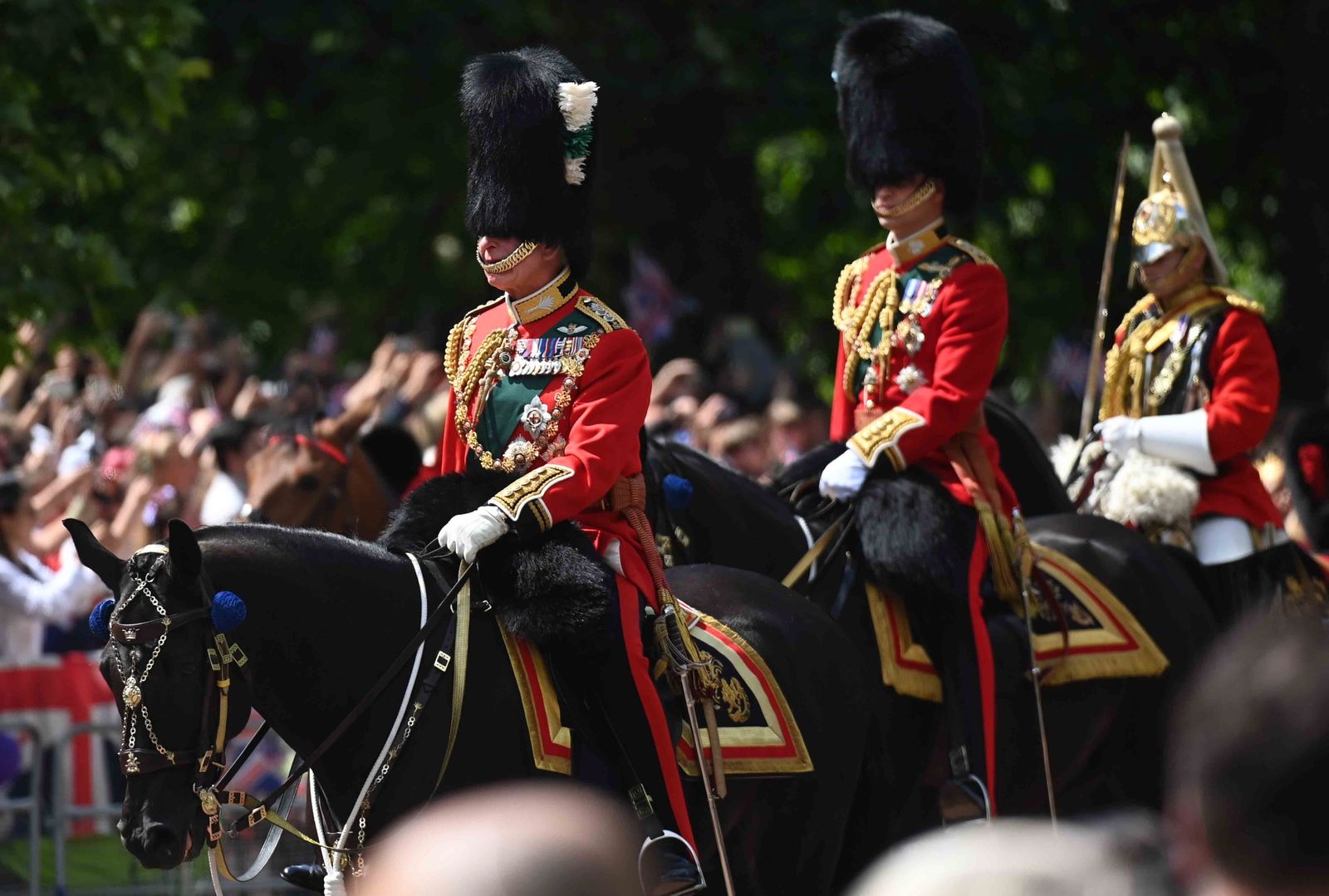 El príncipe Carlos y el príncipe Guillermo en pleno desfile militar del Jubileo