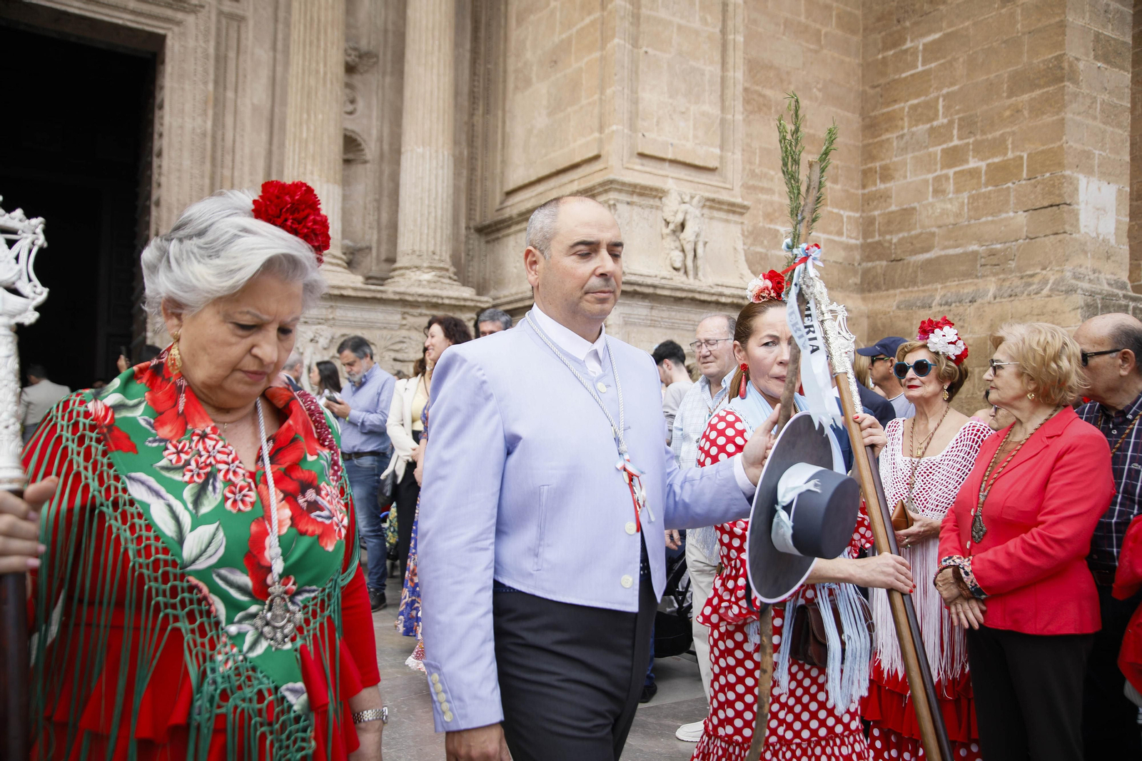 Imágenes de la salida  del Rocío desde la Catedral de Almería
