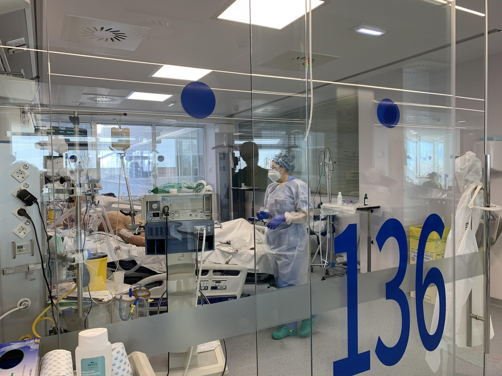 Una sanitaria atiende a un paciente en la UCI del Clínico. Una sanitaria atiende a un paciente en la UCI del Clínico.