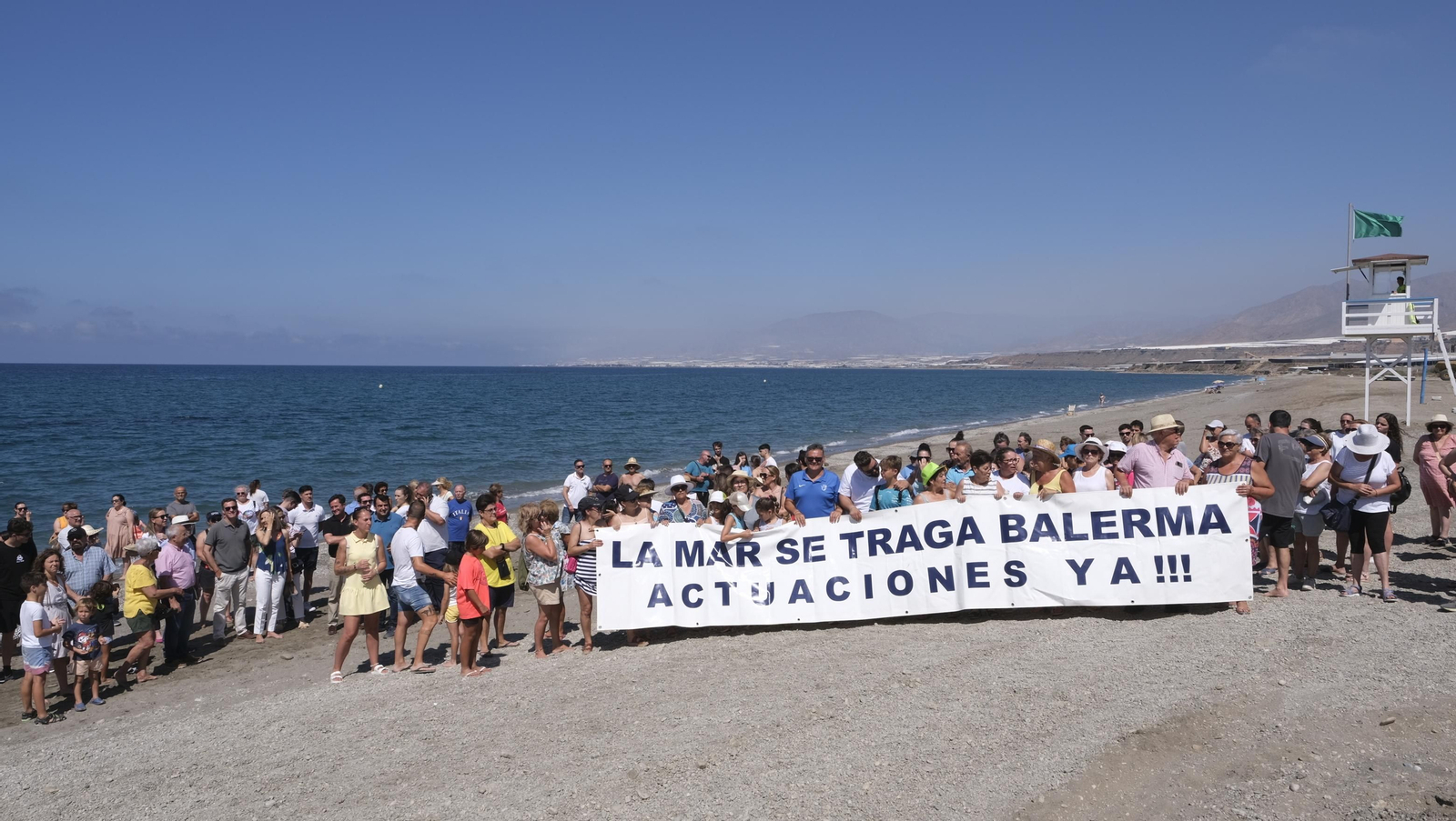 Imágenes de la manifestación en Balerma por el deterioro de la playa