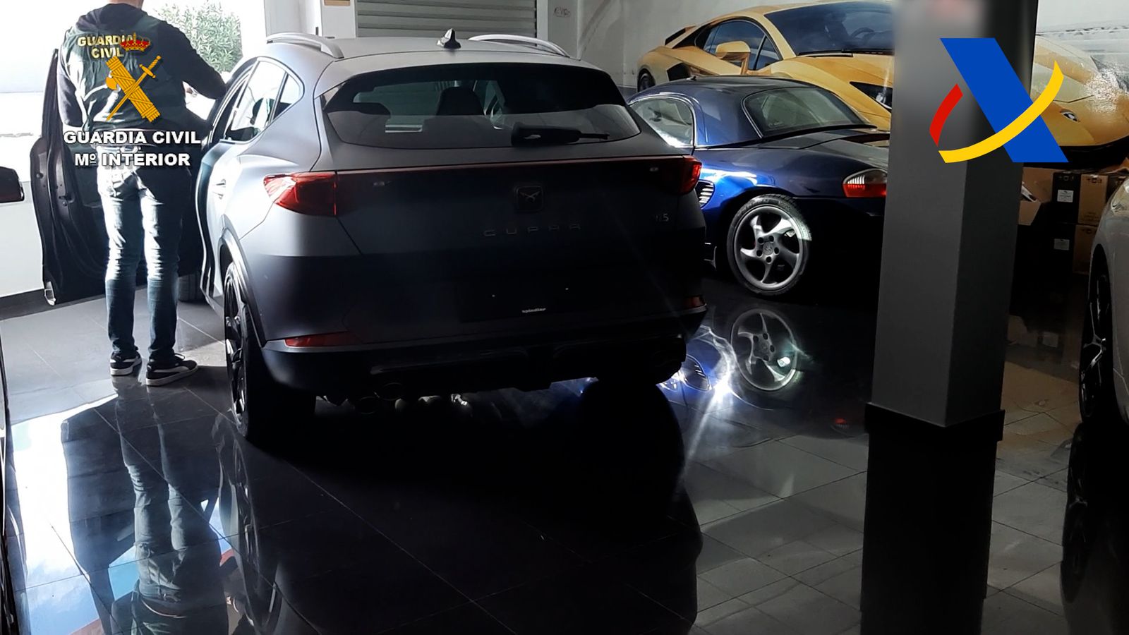 En la intervención se ha llevado a cabo el registro de tres concesionarios abiertos al público, tres naves utilizadas para almacenar los vehículos y dos domicilios.