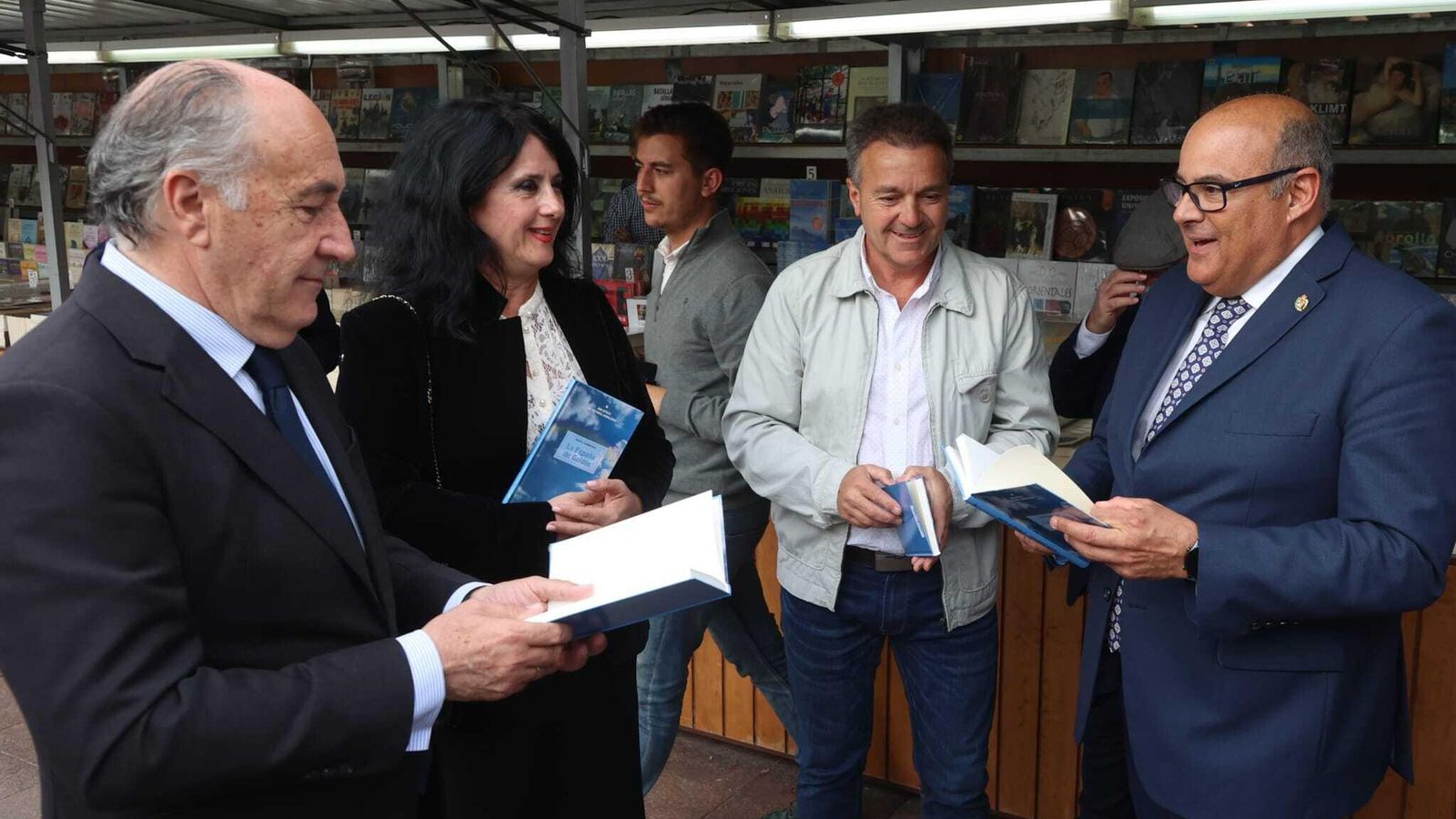 Los dos alcaldes observan un libro en la Feria del libro de Algeciras. Los dos alcaldes observan un libro en la Feria del libro de Algeciras.