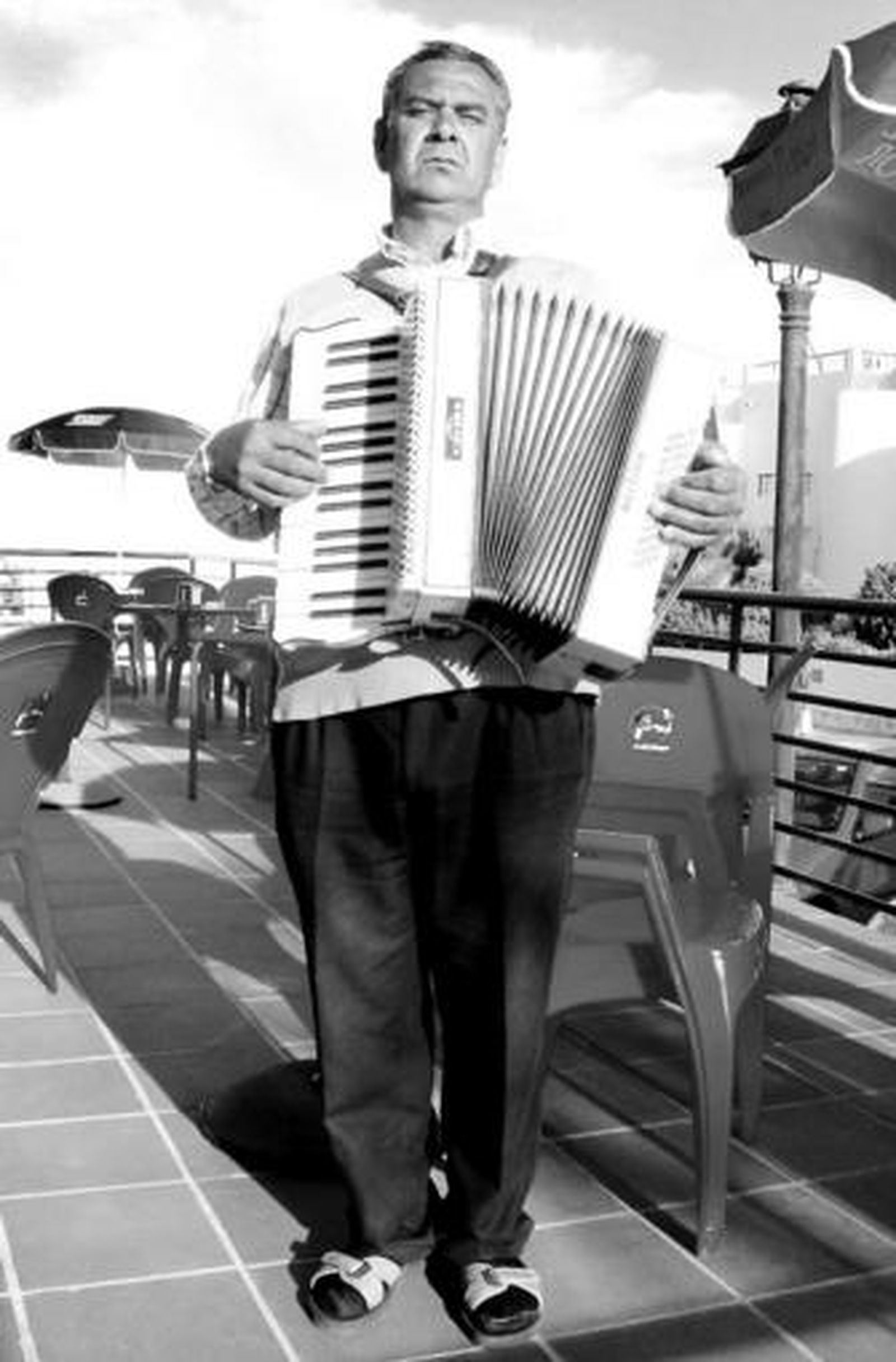 Bogdan Georgi posa junto a su acordeón durante la pasada semana.