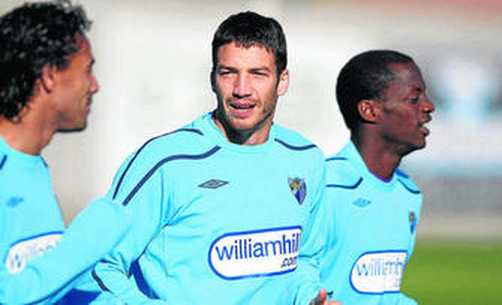 Stepanov (c) se gira para hablar con un compañero en mitad de un entrenamiento con el Málaga.