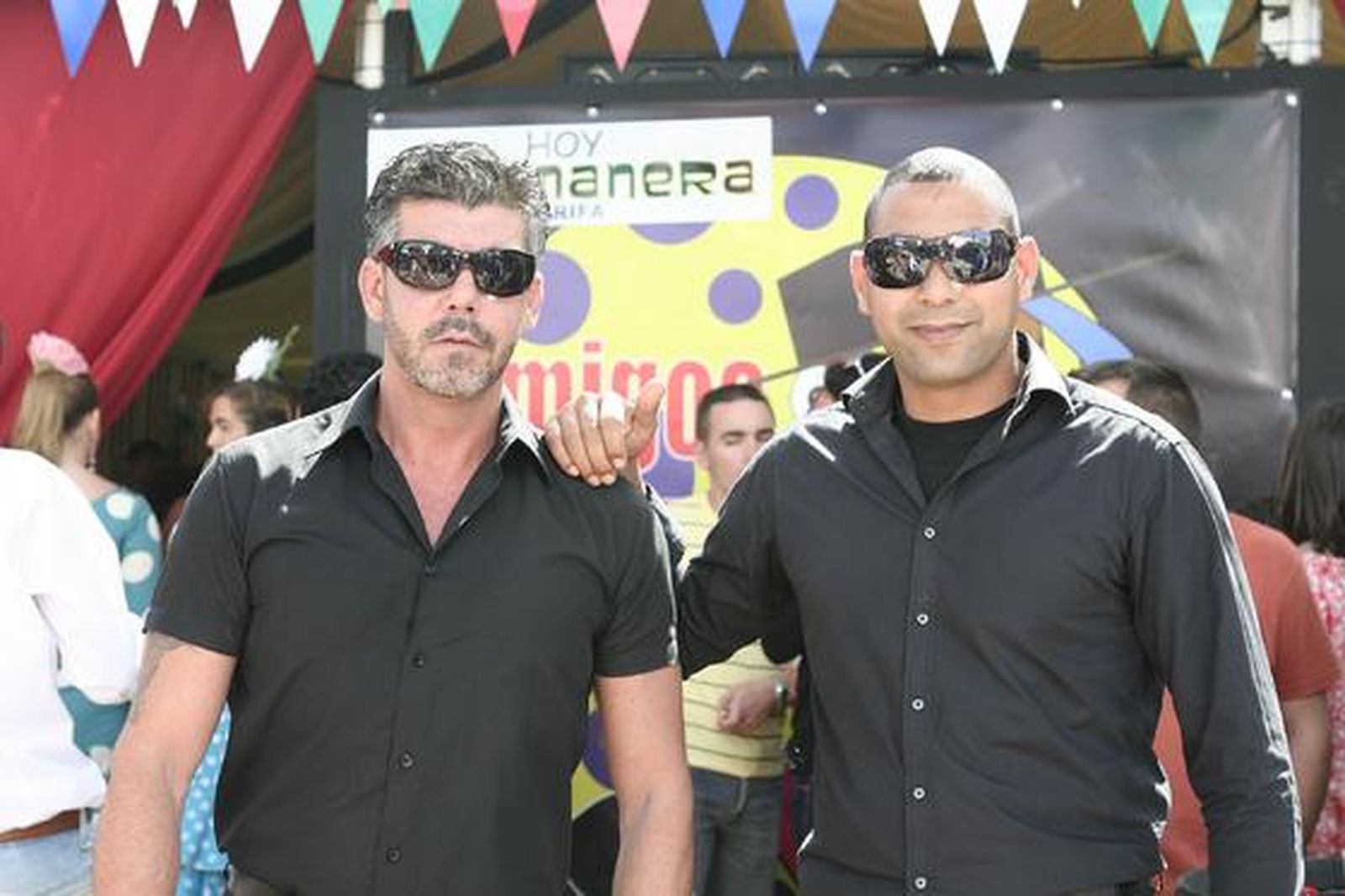Dos vigilantes de seguridad de la caseta Amigos del Caballo.

Foto: Vanessa Perez