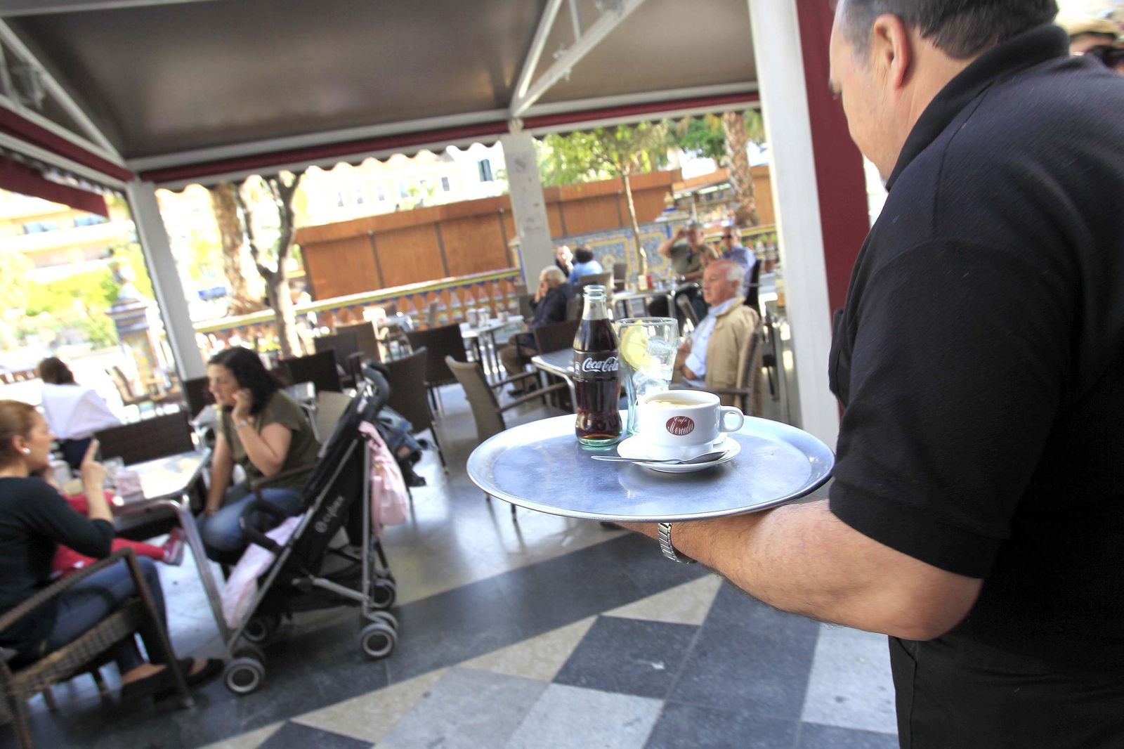 Un camarero durante su jornada laboral