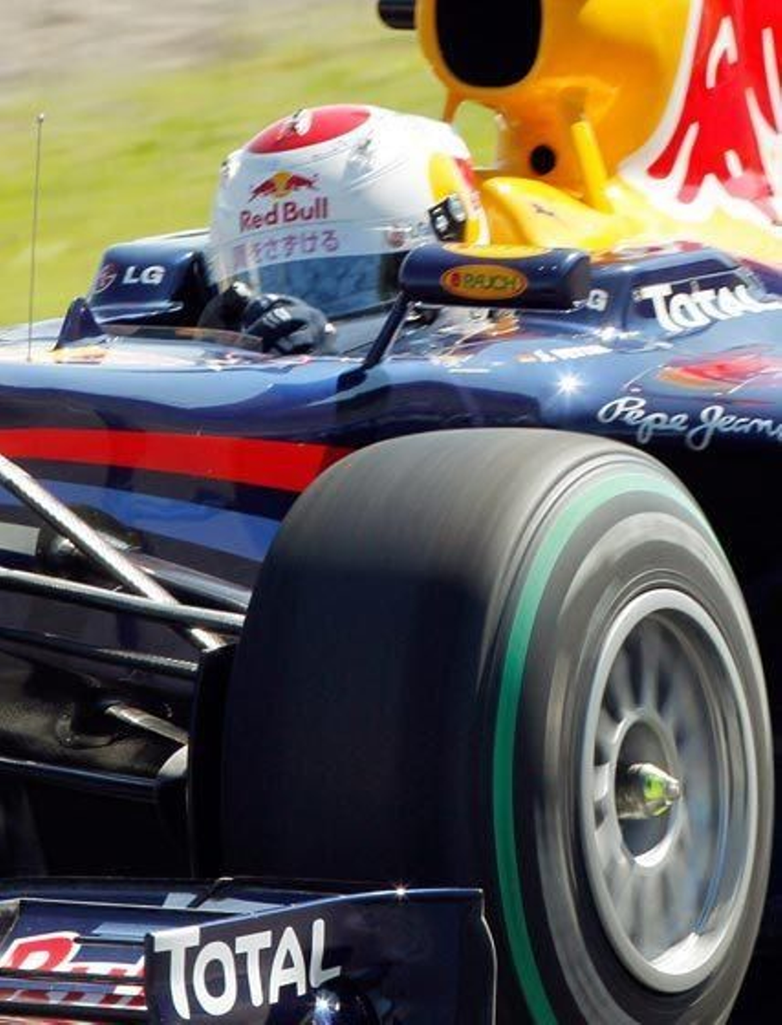 Fernando Alonso logra superar el peor circuito que le quedaba para Ferrari F10 con un tercer puesto detrás de los Red Bull del alemán Sebastian Vettel y del australiano Mark Webber

Foto: efe