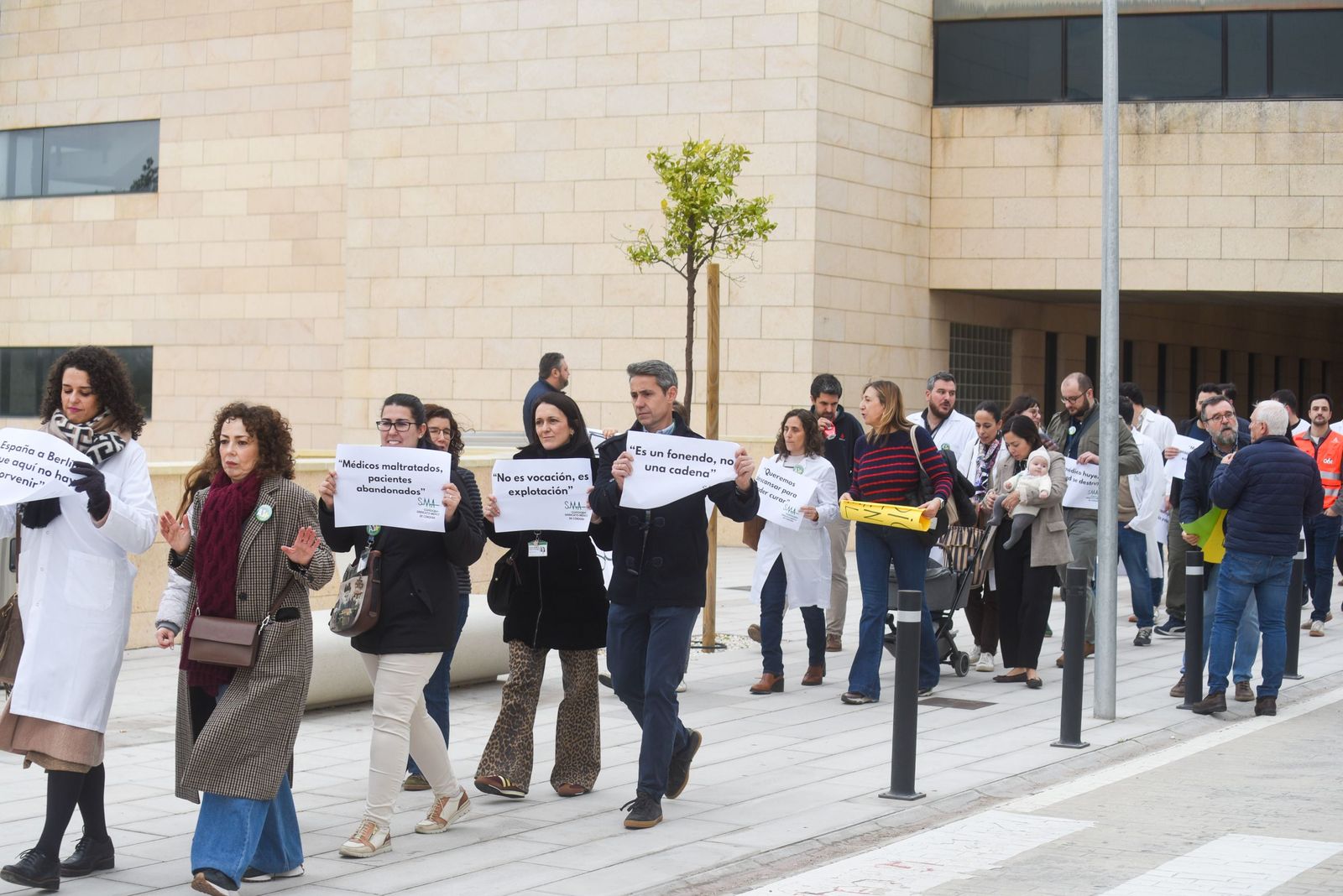 Las imágenes de la marcha de los médicos cordobeses por un estatuto propio y la mejora de sus condiciones laborales