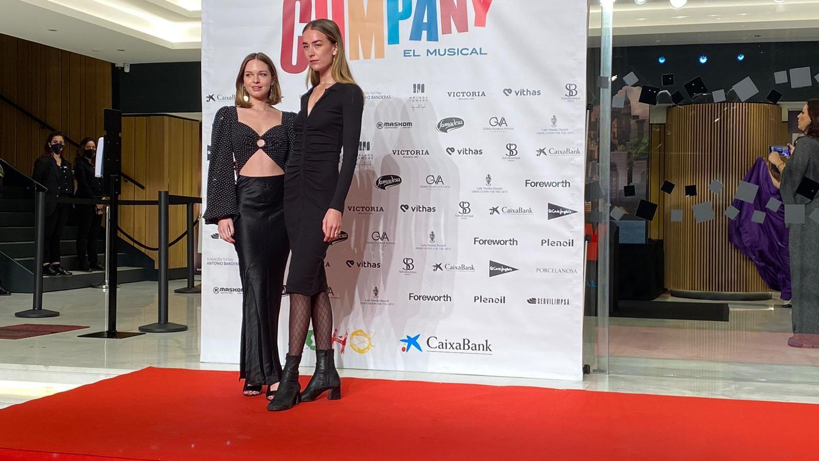 Stella Banderas y Grace Jonhson posando antes de entrar al Teatro del Soho.