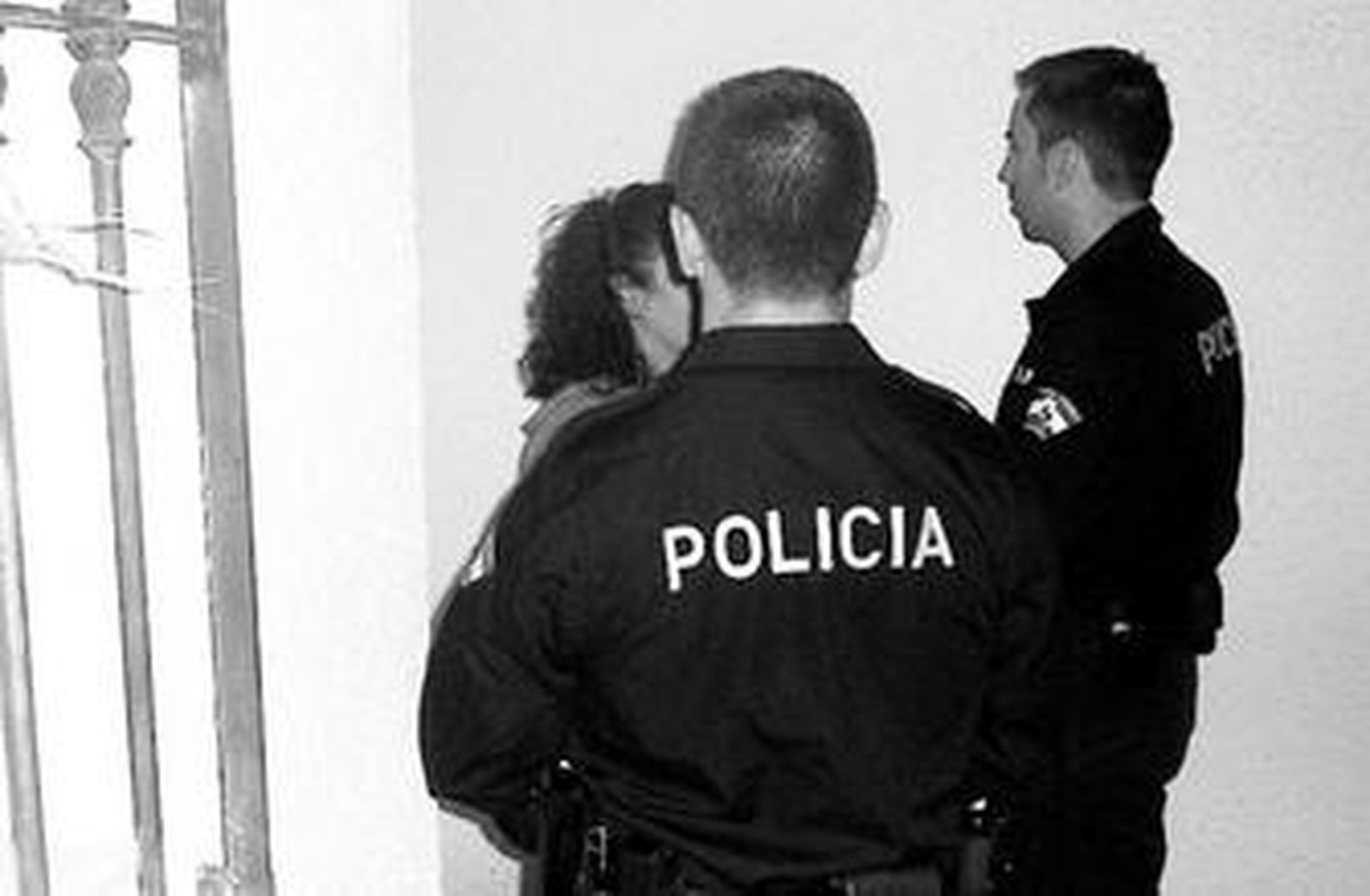 La Policía entrevista a una víctima que denunció a su agresor.