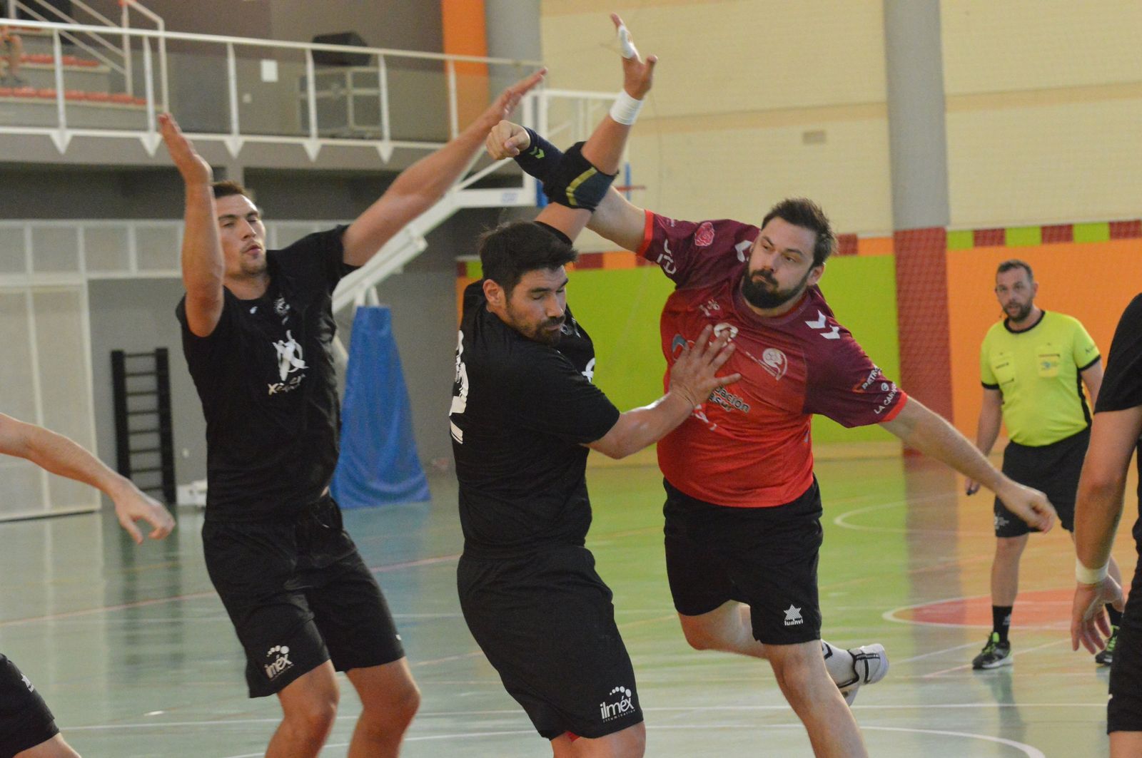 Juanlu Moyano intenta lanzar ante la defensa pontana.