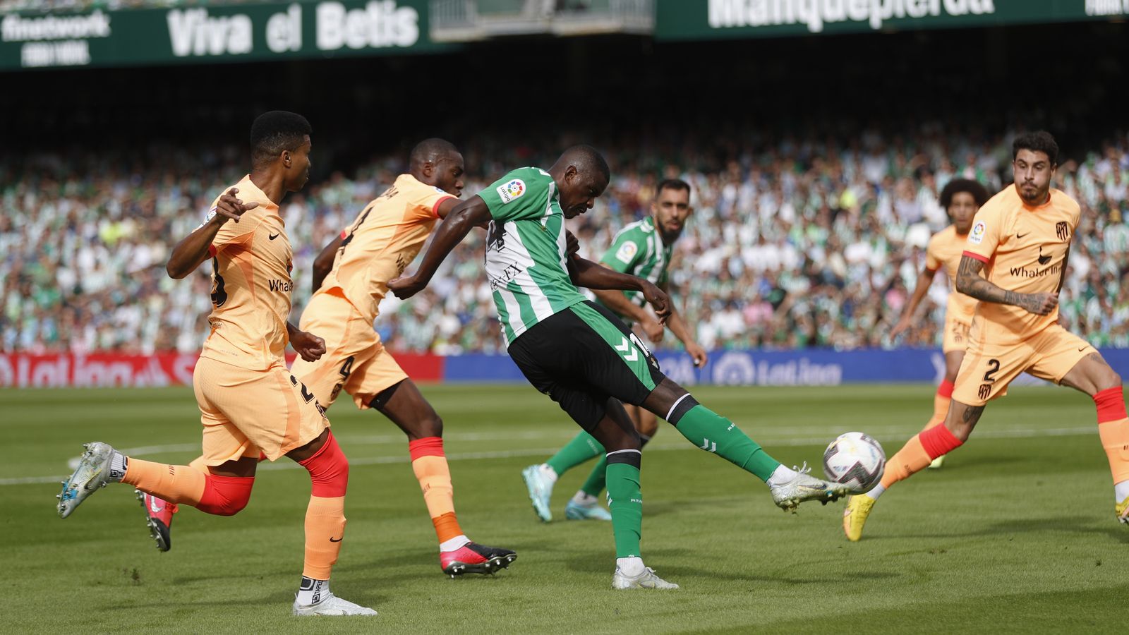 William Carvalho empalma un balón en la primera mitad.