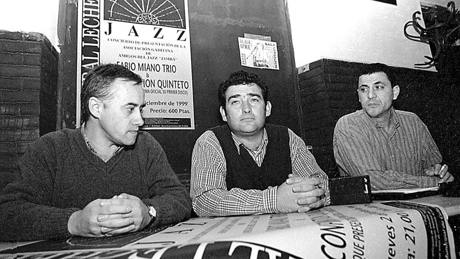 Manolo Perfumo, Paco Gómez y Hassan Assad, en una presentación de un ciclo de jazz en el Cambalache en el año 1999.mbalache en el año 1999.