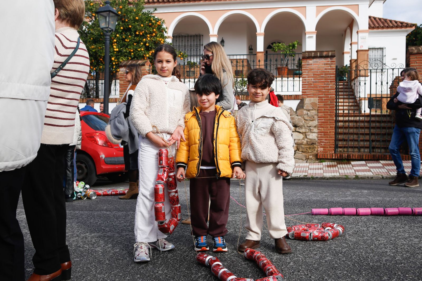 Búscate en las fotos del arrastre de latas 2026 en Los Barrios
