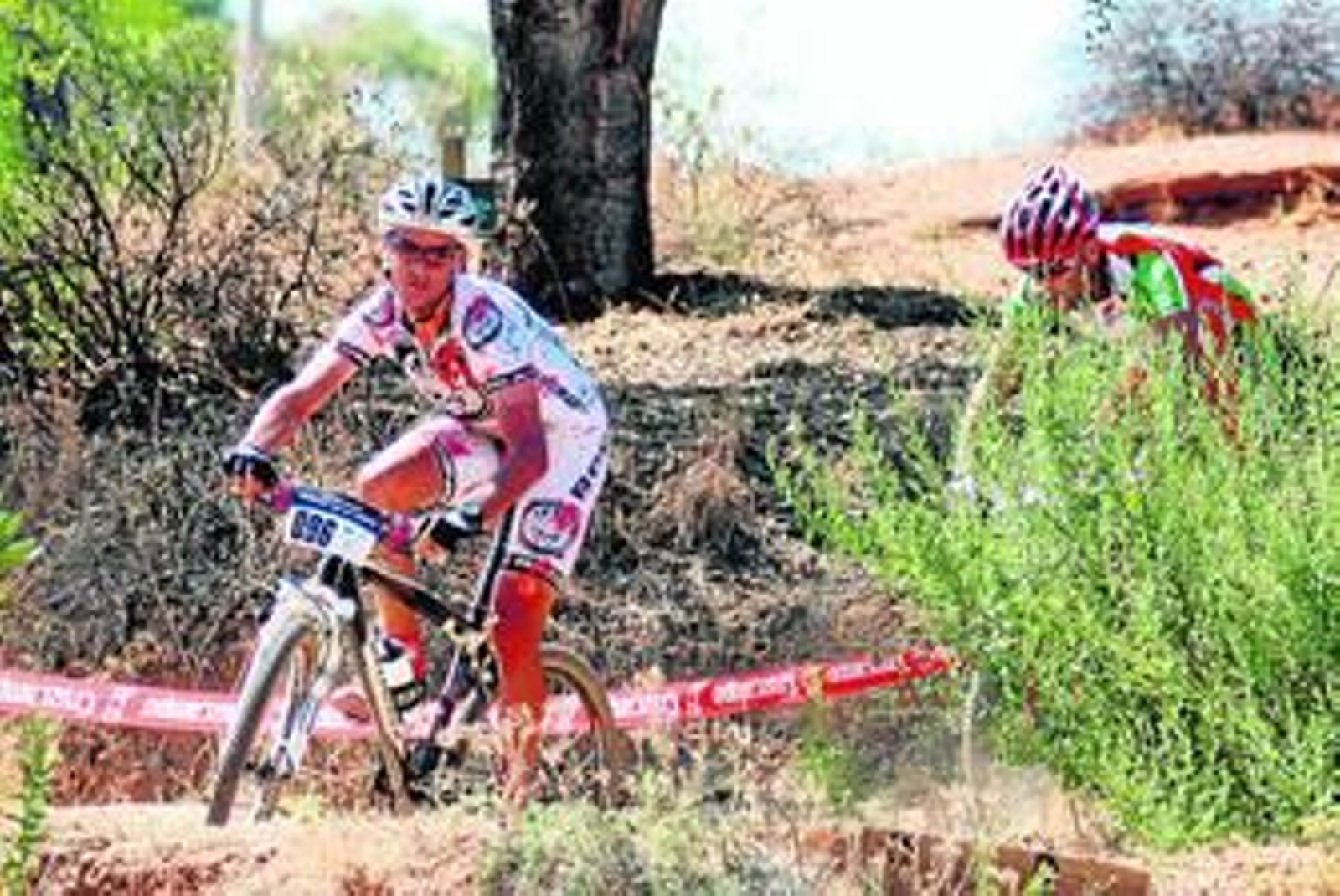 Mancebo, a la izquierda de la imagen, durante el III Circuito BTT Virgen de la Cinta de bicicletas de montaña.