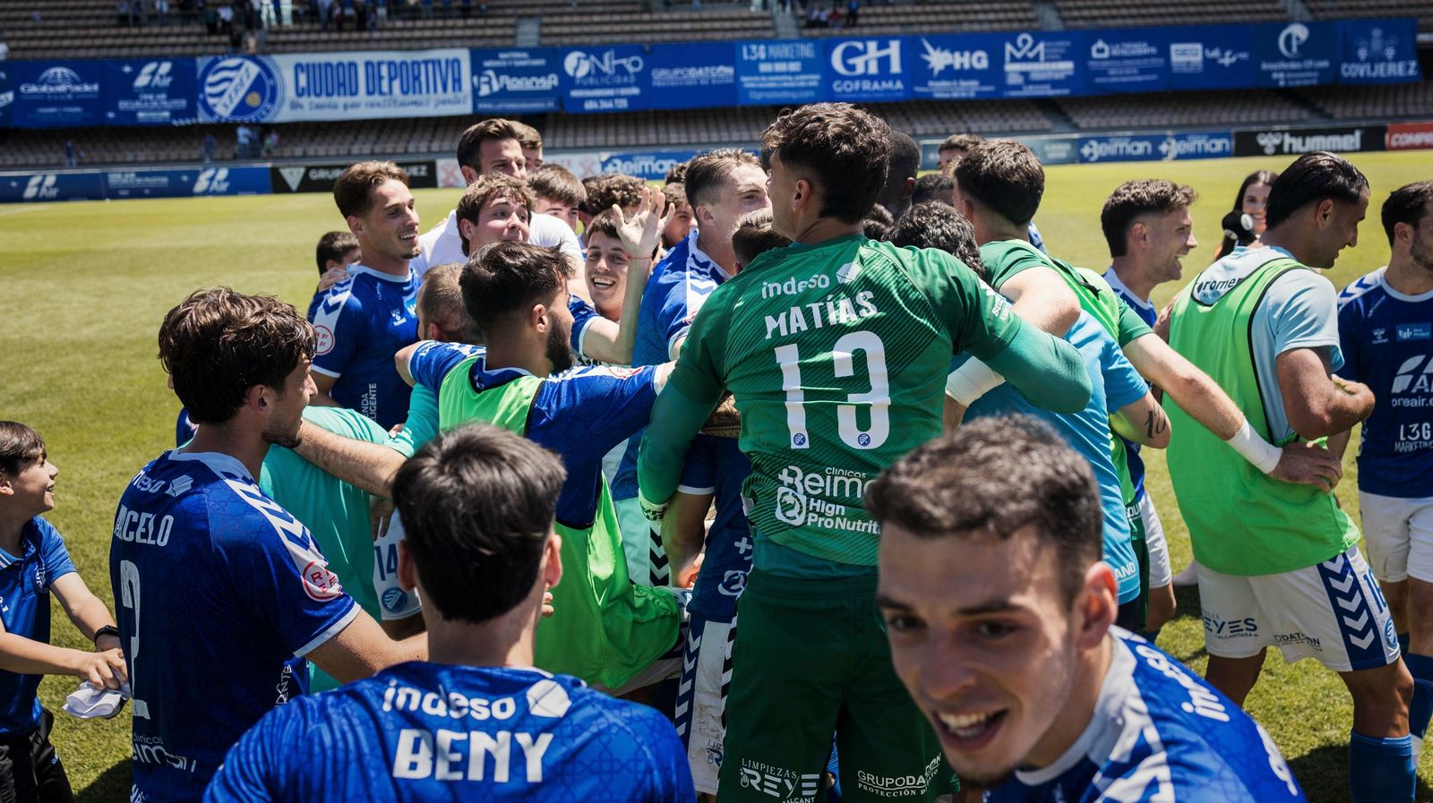 Los jugadores del Xerez DFC celebran la victoria contra el Xerez CD que les daba la permanencia en Segunda RFEF.