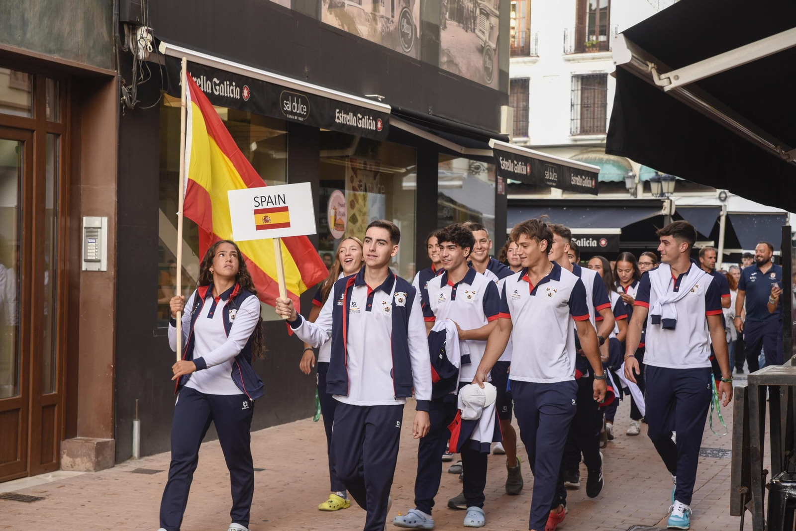 Las fotos del desfile de participantes de la Copa de la Juventud Europea de remo beach sprint de La Línea