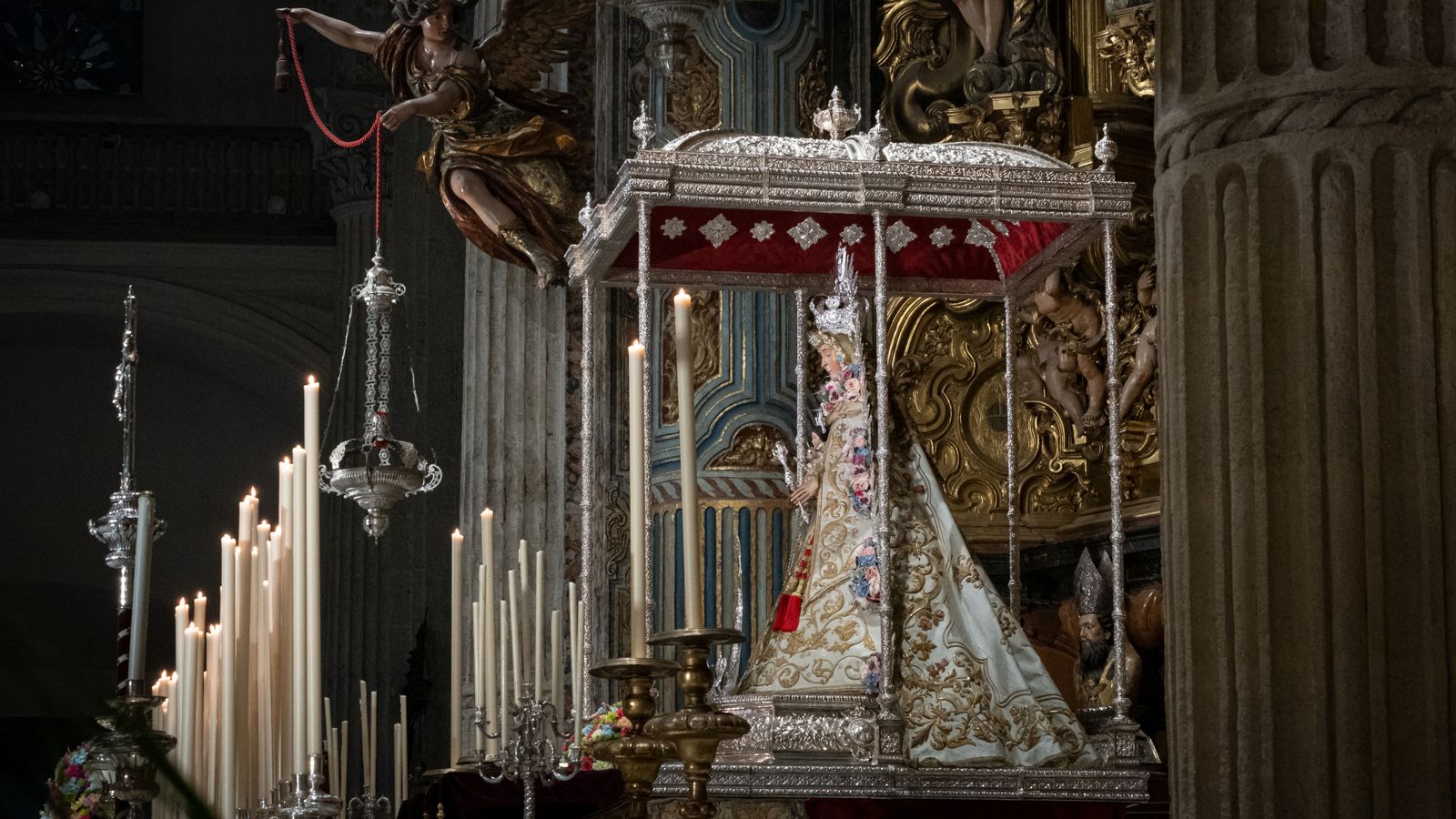 La Virgen del Rocío del Salvador en su altar de cultos