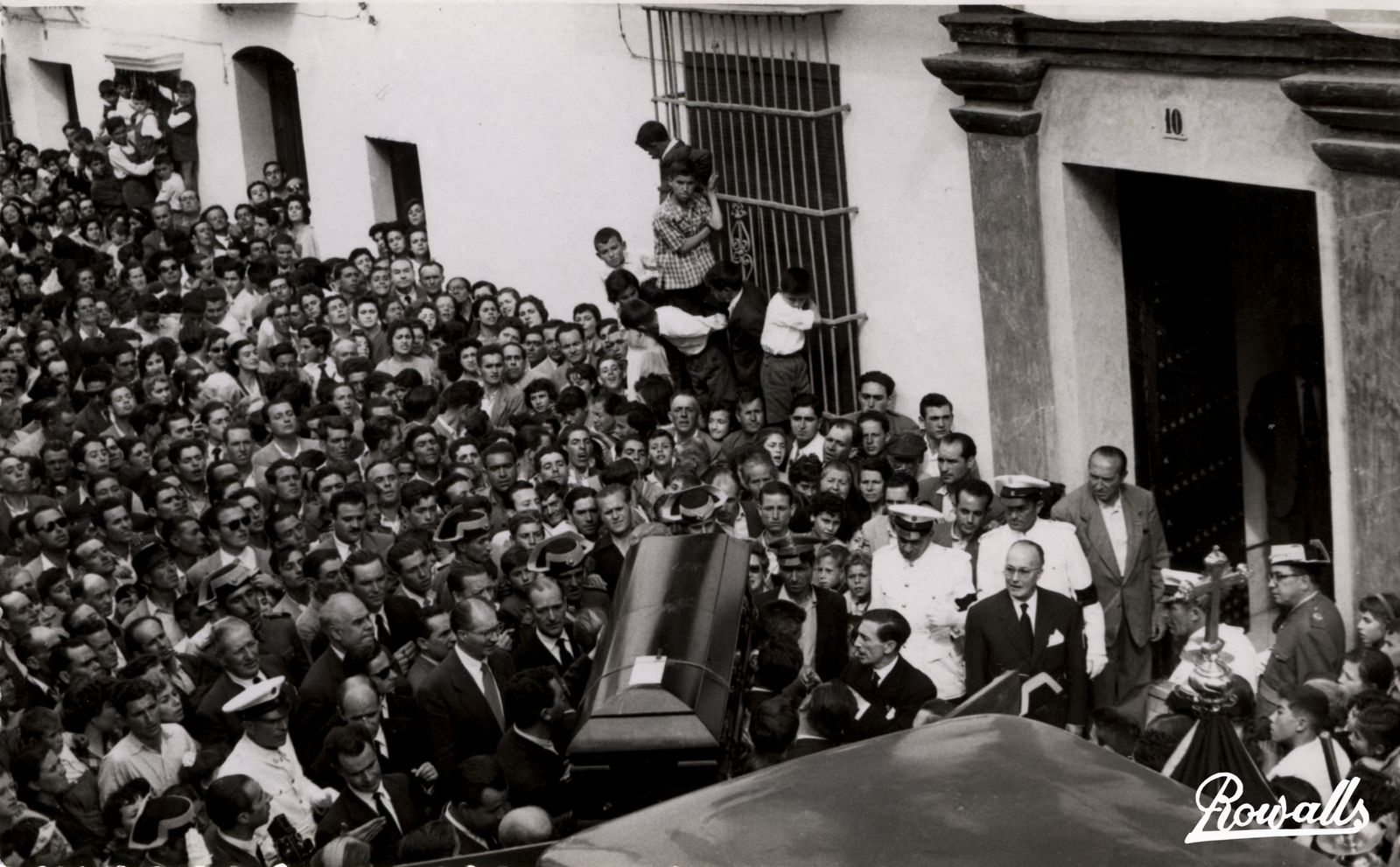 Llegada de los féretros a la Casa Museo, en el 10 de la actual calle Juan Ramón Jiménez, sobre las cinco de la tarde del día 5 de junio de 1958 entre miles de personas.
