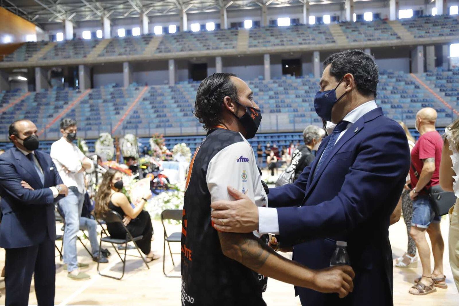 El padre de Hugo Millán recibe las condolencias del presidente de la Junta, Juanma Moreno.