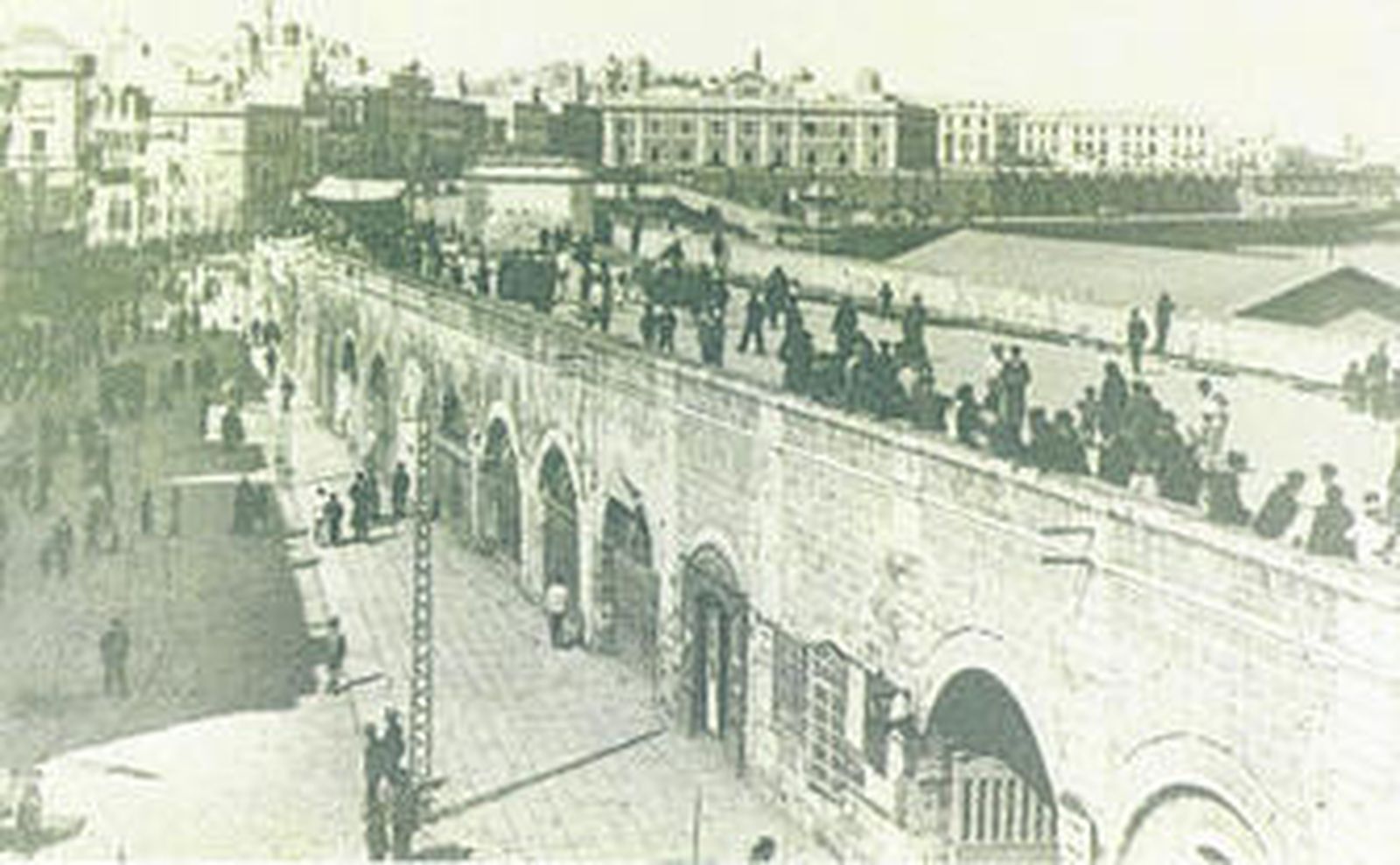 La muralla, el día antes de comenzar su derribo en marzo de 1906.