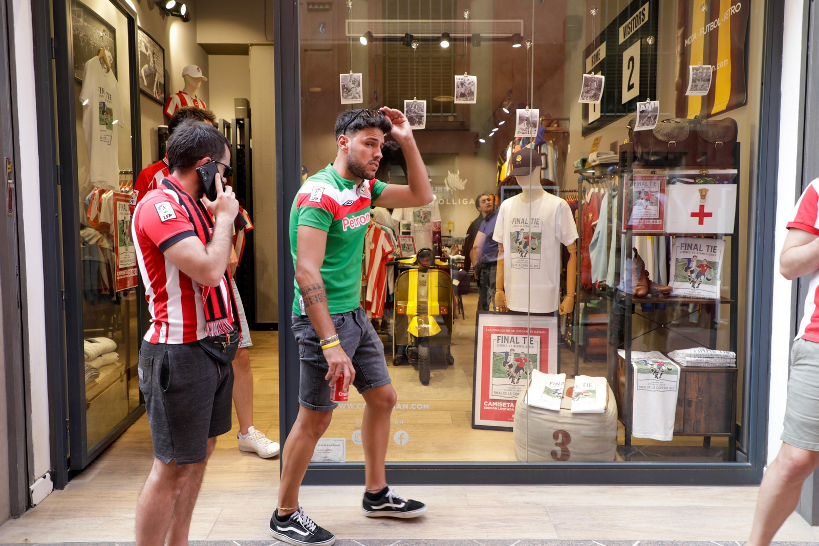 Las fotos de hinchas del Athletic y del Mallorca por Sevilla