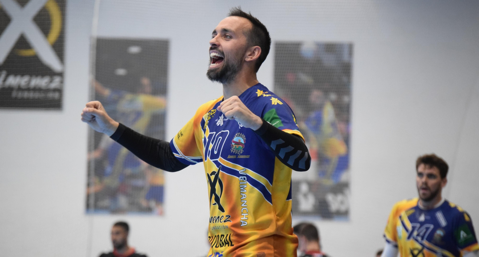 José Cuenca, capitán del Ángel Ximénez, celebra un gol de su equipo ante el Sinfín.