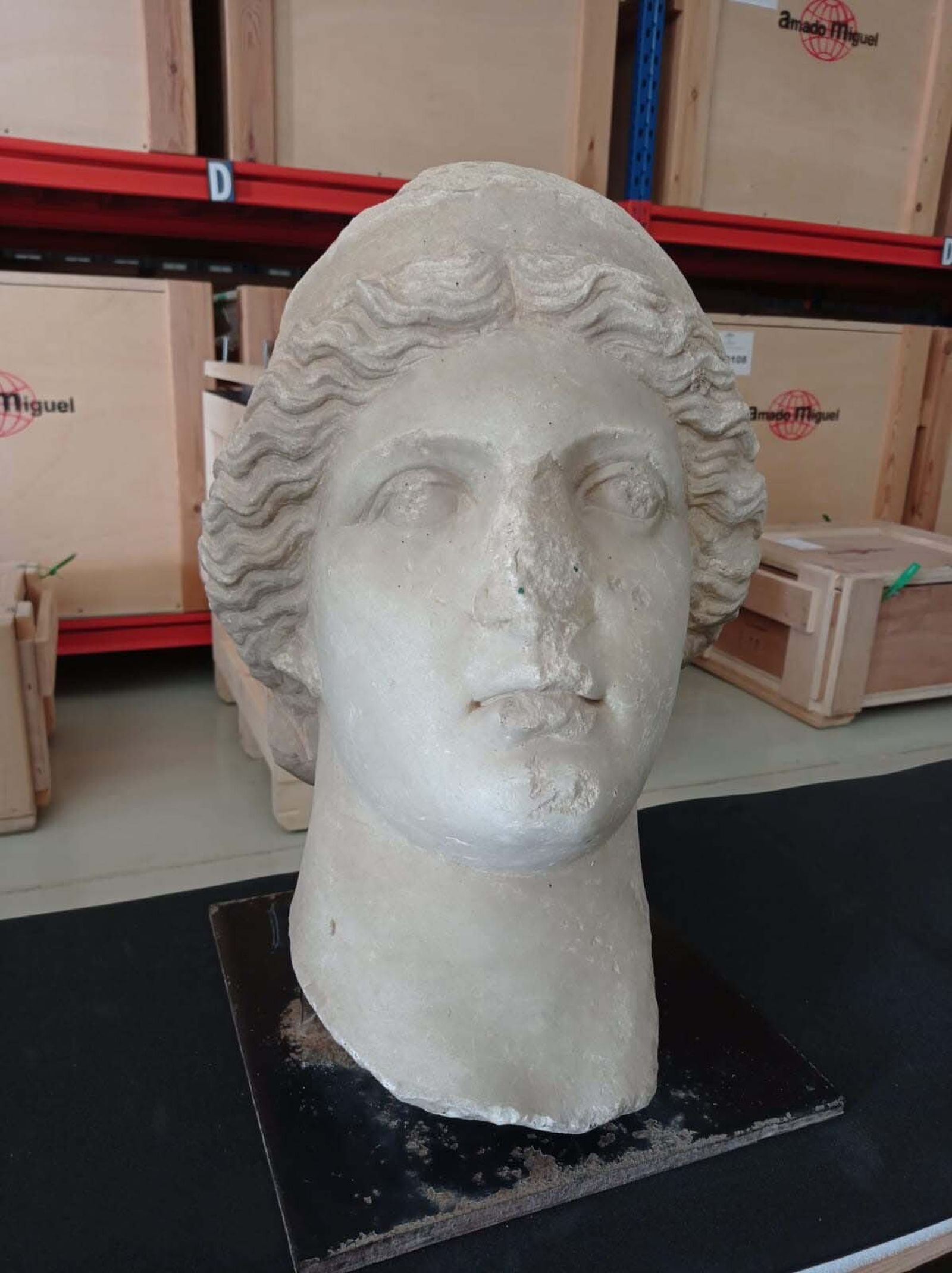 La cabeza femenina podría representar a Minerva o Dea Roma.