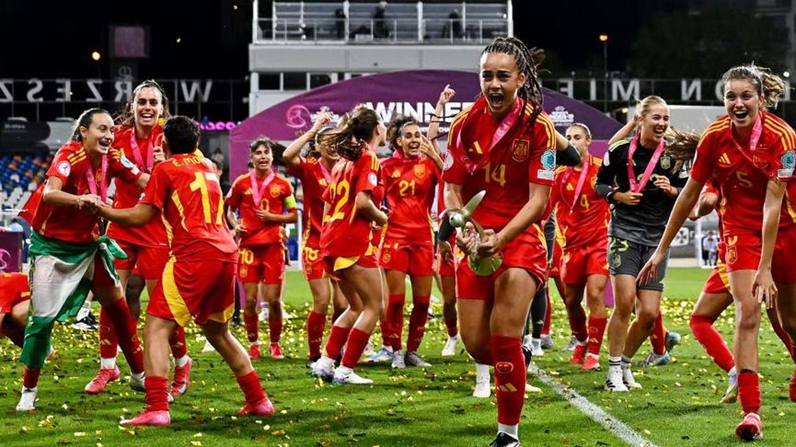 Las jugadoras de la selección española sub 19 celebran el europeo con Alba Cerrato a la izquierda de la imagen